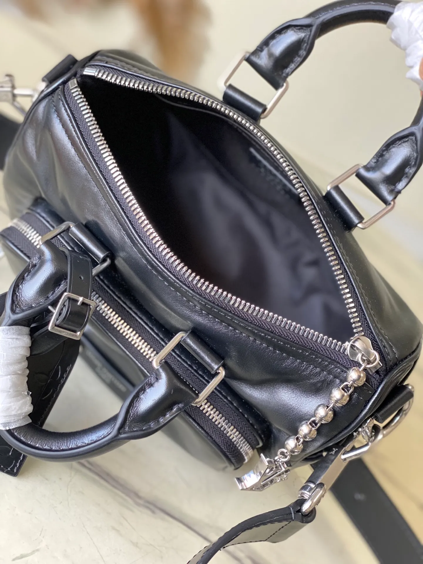 💰1180 (top layer leather) top original order M13988 BANDOULIERE 25 handbag This Keepall Cargo Bandoulere 25 handbag is made of shiny cow leather and conveys Pharrel Wiliams' Dandy aesthetics with an elegant and inner urban design. The Louis Vuitton Paris patch is cleverly fixed to the body of the bag through beaded rivets, and the zipper puller of the main compartment is decorated with LV letters. Dimensions: 25 × 15 × 11 cm