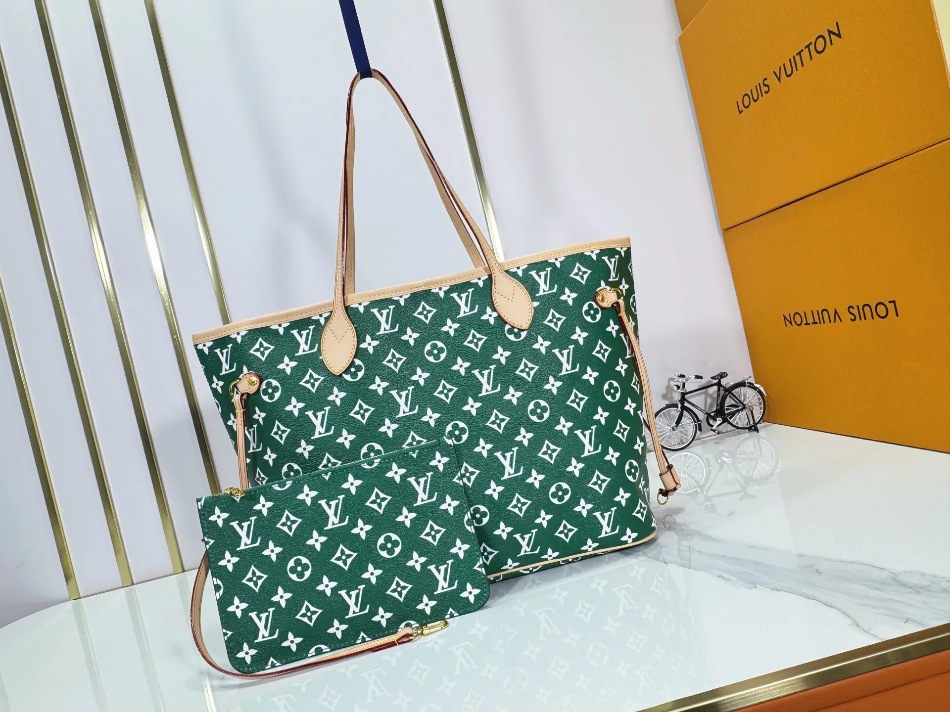 P280 Upgraded Original M40995 The legendary Neverfull bag always meets your every handbag need. It has a large capacity but is not bulky. It is stiff and soft to the touch, making it suitable for home and travel. Tighten the side ties and it instantly transforms into a stylish urban handbag. Loosen the straps and it transforms into a chic and practical handbag. The slender leather handle can be carried over the shoulder or between the arms. The model shown here is made of Damier Ebène canvas. Dimensions: 31.0 x 28.0 x 14.0 cm