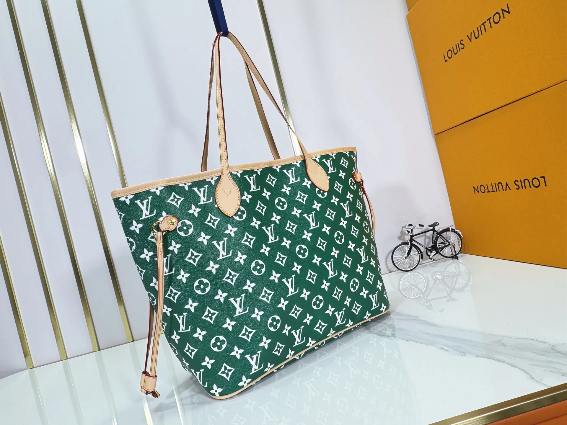P280 Upgraded Original M40995 The legendary Neverfull bag always meets your every handbag need. It has a large capacity but is not bulky. It is stiff and soft to the touch, making it suitable for home and travel. Tighten the side ties and it instantly transforms into a stylish urban handbag. Loosen the straps and it transforms into a chic and practical handbag. The slender leather handle can be carried over the shoulder or between the arms. The model shown here is made of Damier Ebène canvas. Dimensions: 31.0 x 28.0 x 14.0 cm