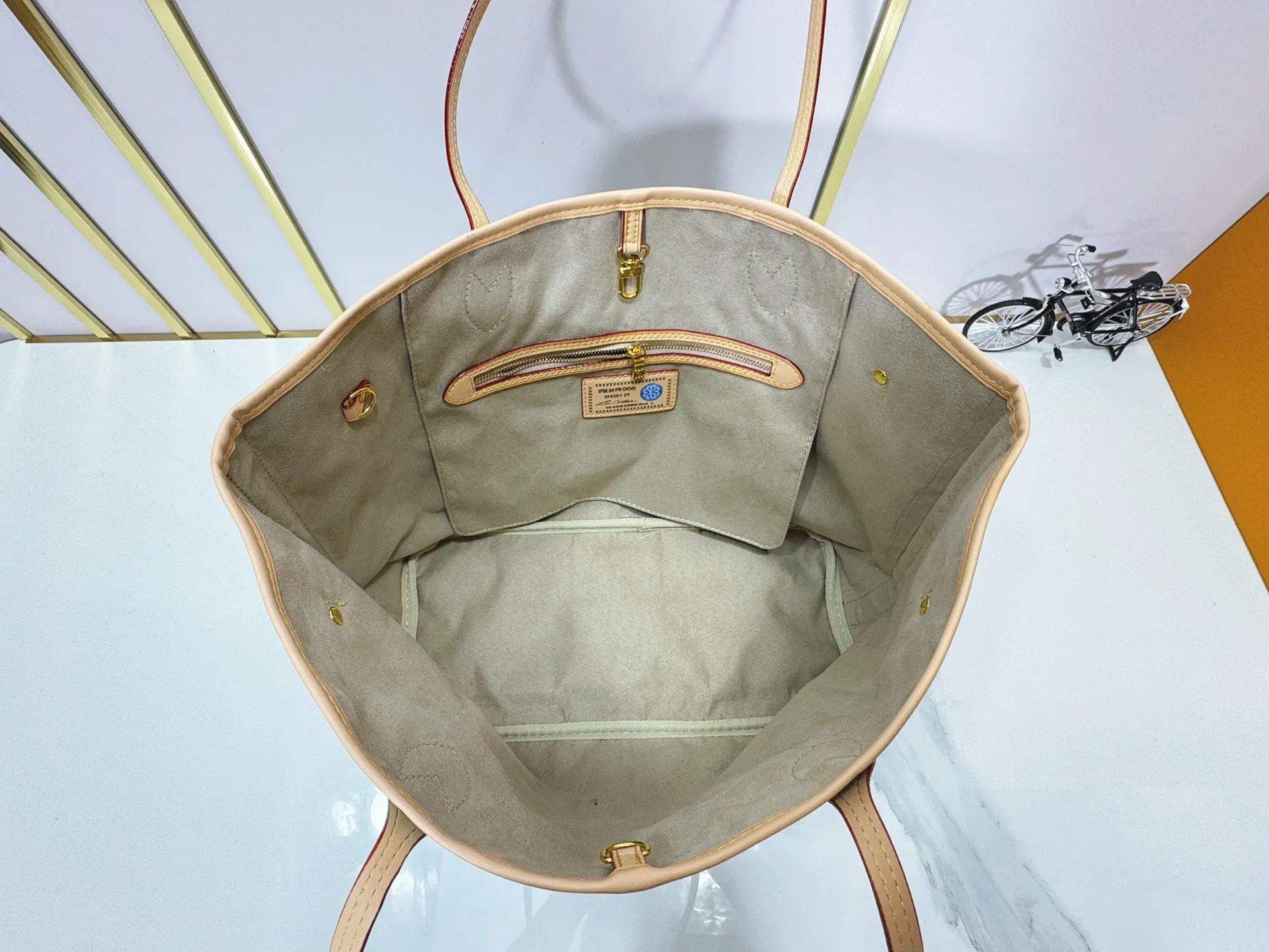 P280 Upgraded Original M40995 The legendary Neverfull bag always meets your every handbag need. It has a large capacity but is not bulky. It is stiff and soft to the touch, making it suitable for home and travel. Tighten the side ties and it instantly transforms into a stylish urban handbag. Loosen the straps and it transforms into a chic and practical handbag. The slender leather handle can be carried over the shoulder or between the arms. The model shown here is made of Damier Ebène canvas. Dimensions: 31.0 x 28.0 x 14.0 cm