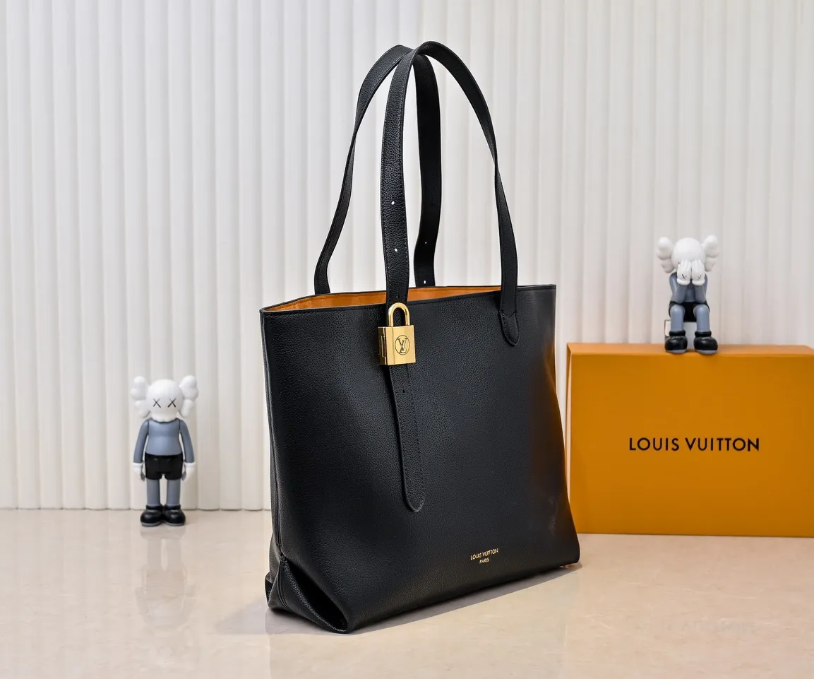 Batch 💰320 Upgraded original M25341 M25342 M25343 This medium-sized Low Key Cabas handbag is wrapped in soft grained cow leather and lined with suede leather, creating a luxurious style with ingenuity. The brand's iconic padlock demonstrates an eclectic mix of elegant aesthetics and security features. The adjustable handle enables you to switch between hand-held and long- or short-shoulder carry. Dimensions: 47.0 x 30.0 x 14.0 cm