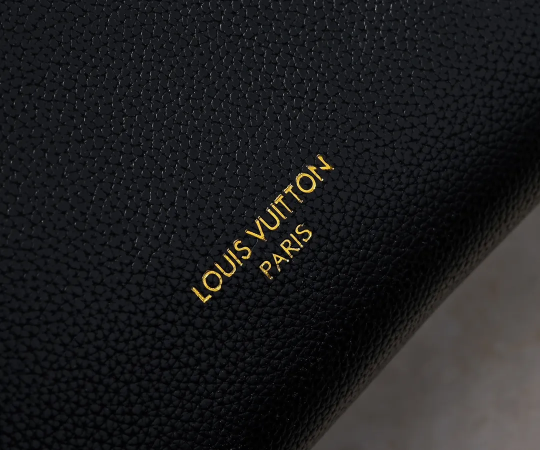 Batch 💰320 Upgraded original M25341 M25342 M25343 This medium-sized Low Key Cabas handbag is wrapped in soft grained cow leather and lined with suede leather, creating a luxurious style with ingenuity. The brand's iconic padlock demonstrates an eclectic mix of elegant aesthetics and security features. The adjustable handle enables you to switch between hand-held and long- or short-shoulder carry. Dimensions: 47.0 x 30.0 x 14.0 cm