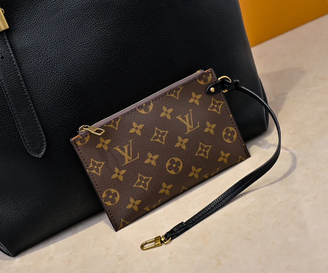 Batch 💰320 Upgraded original M25341 M25342 M25343 This medium-sized Low Key Cabas handbag is wrapped in soft grained cow leather and lined with suede leather, creating a luxurious style with ingenuity. The brand's iconic padlock demonstrates an eclectic mix of elegant aesthetics and security features. The adjustable handle enables you to switch between hand-held and long- or short-shoulder carry. Dimensions: 47.0 x 30.0 x 14.0 cm