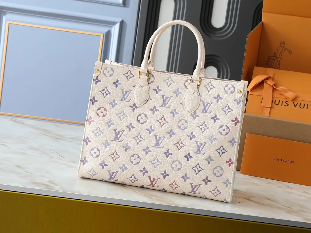 💰240💰Upgraded from the original M45495 M22770. This OnTheGo medium handbag comes from the Dream series and brightens up various looks with its elegant design. Monogram Empreinte leather is combined with digital printing technology to create a gradient watercolor effect. Dazzling metal hardware and multiple pockets enrich the details, and the slim shoulder strap makes it easy to carry cross-body. Dimensions: 35.0 x 27.0 x 14.0 cm (length x height x width)