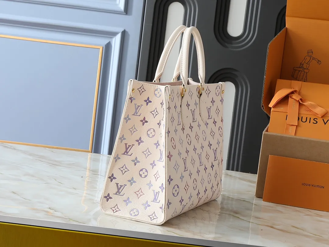 💰240💰Upgraded from the original M45495 M22770. This OnTheGo medium handbag comes from the Dream series and brightens up various looks with its elegant design. Monogram Empreinte leather is combined with digital printing technology to create a gradient watercolor effect. Dazzling metal hardware and multiple pockets enrich the details, and the slim shoulder strap makes it easy to carry cross-body. Dimensions: 35.0 x 27.0 x 14.0 cm (length x height x width)