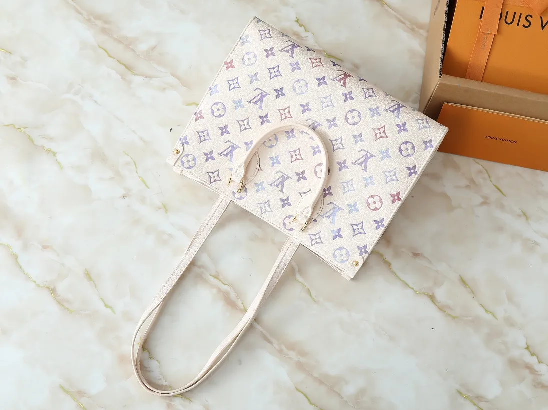 💰240💰Upgraded from the original M45495 M22770. This OnTheGo medium handbag comes from the Dream series and brightens up various looks with its elegant design. Monogram Empreinte leather is combined with digital printing technology to create a gradient watercolor effect. Dazzling metal hardware and multiple pockets enrich the details, and the slim shoulder strap makes it easy to carry cross-body. Dimensions: 35.0 x 27.0 x 14.0 cm (length x height x width)
