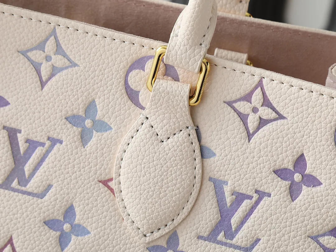 💰240💰Upgraded from the original M45495 M22770. This OnTheGo medium handbag comes from the Dream series and brightens up various looks with its elegant design. Monogram Empreinte leather is combined with digital printing technology to create a gradient watercolor effect. Dazzling metal hardware and multiple pockets enrich the details, and the slim shoulder strap makes it easy to carry cross-body. Dimensions: 35.0 x 27.0 x 14.0 cm (length x height x width)