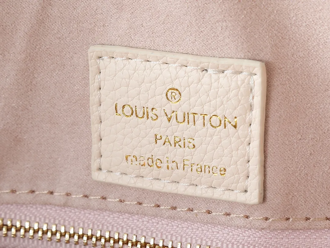💰240💰Upgraded from the original M45495 M22770. This OnTheGo medium handbag comes from the Dream series and brightens up various looks with its elegant design. Monogram Empreinte leather is combined with digital printing technology to create a gradient watercolor effect. Dazzling metal hardware and multiple pockets enrich the details, and the slim shoulder strap makes it easy to carry cross-body. Dimensions: 35.0 x 27.0 x 14.0 cm (length x height x width)