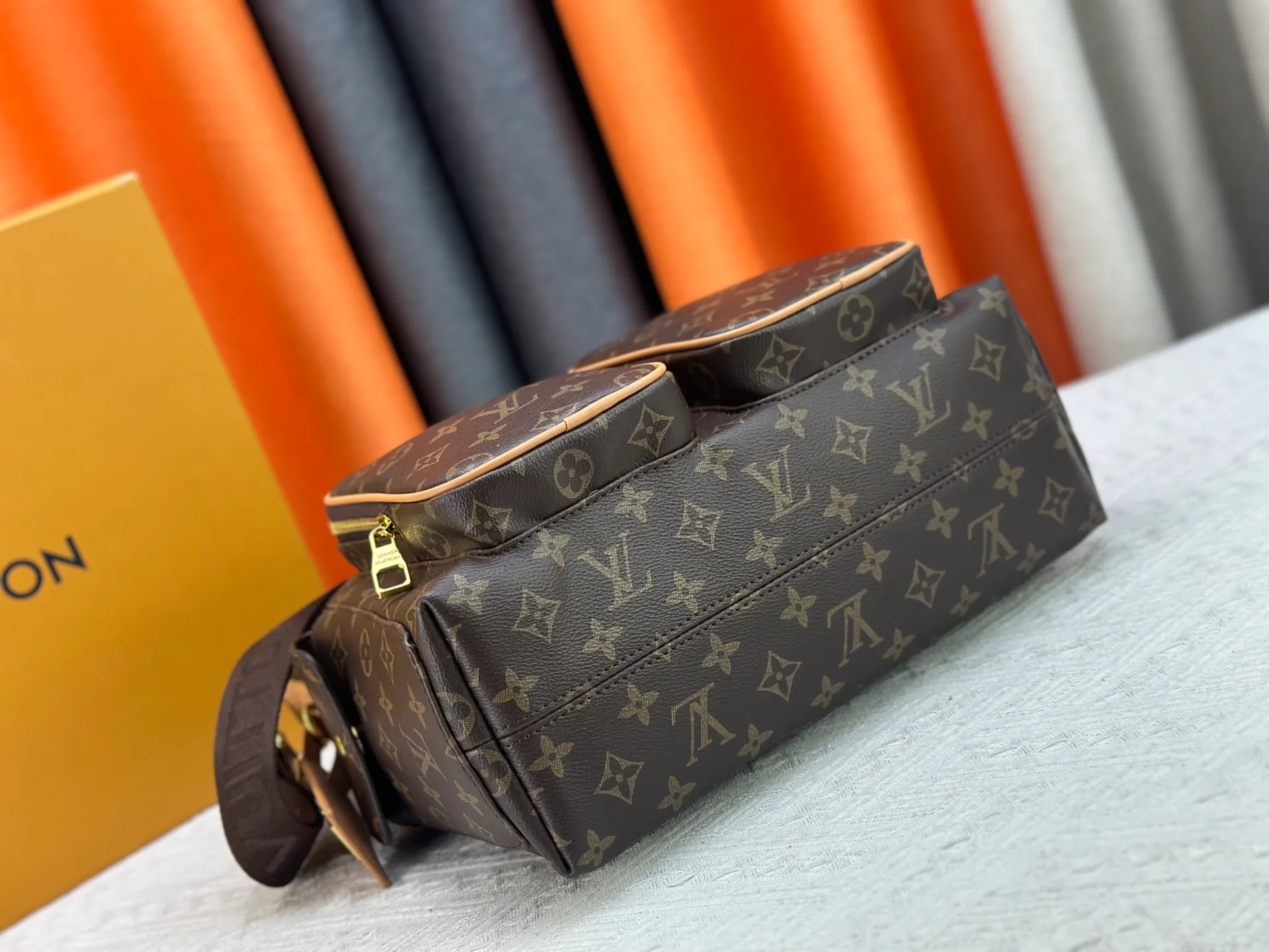 P300 upgraded original M12697 full khaki presbyopic bag. Material: classic canvas with wide shoulder straps, magnetic buckle double pockets on both sides, presbyopic double pocket fabric with adjustable wide shoulder straps, injecting practical functions into the avant-garde design. The single-shoulder crossbody bag has always been a favorite of LV khaki and presbyopic classic vintage enthusiasts. It looks good on both men and women. Dimensions: length, height and width 30×31×10.8