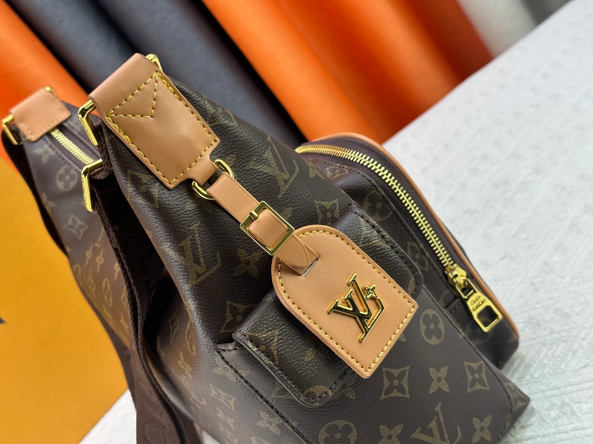 P300 upgraded original M12697 full khaki presbyopic bag. Material: classic canvas with wide shoulder straps, magnetic buckle double pockets on both sides, presbyopic double pocket fabric with adjustable wide shoulder straps, injecting practical functions into the avant-garde design. The single-shoulder crossbody bag has always been a favorite of LV khaki and presbyopic classic vintage enthusiasts. It looks good on both men and women. Dimensions: length, height and width 30×31×10.8