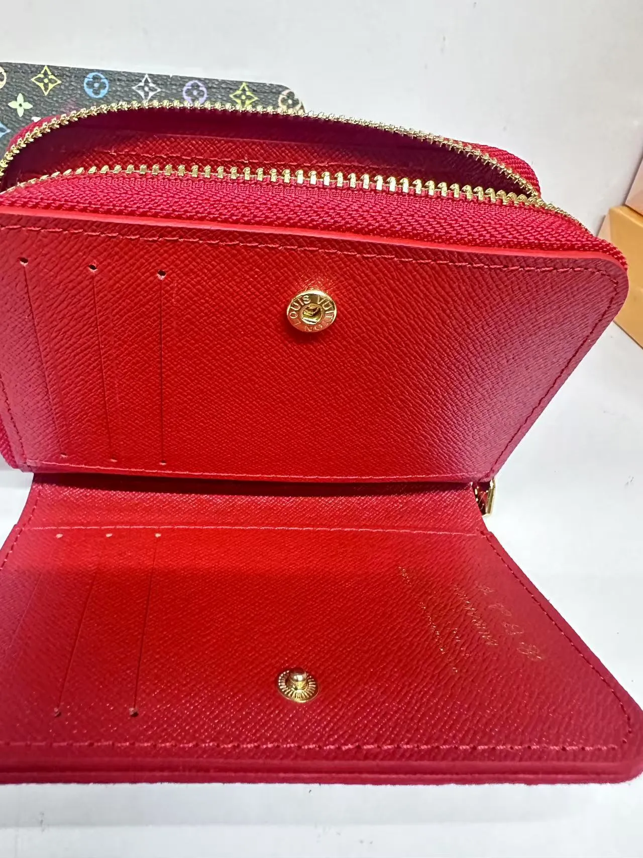 P150 M83689 This Cléa wallet is made of Monogram Empreinte soft grained cowhide, embellished with Louis Vuitton's iconic Monogram embossed pattern. It has a stylish design, is compact yet spacious, and is equipped with an external patch pocket, zipper coin pocket, banknote compartment and six credit card slots.