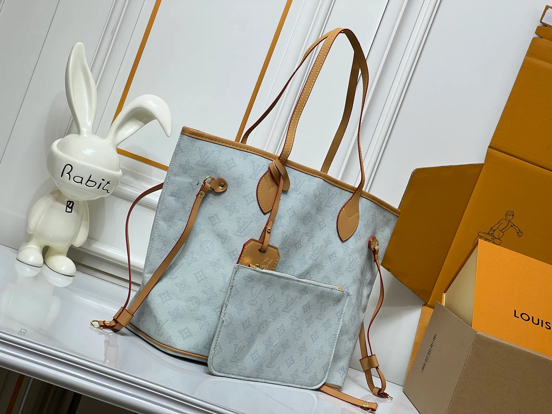 Batch 280💰M45685 M40995 M27521💋💋Louis Vuitton’s new Neverfull is a new interpretation of the classic handbag and explore the exquisite details inside the bag. Redesigned interior pockets feature fresh fabric linings and vintage details inspired by the Louis Vuitton archives, most notably the detachable zippered clutch, which can be used on its own as a sophisticated clutch or as an additional pocket. Bright lining tones add a more lively feel to Monogram's classic canvas. Size: 32*29*17 cm