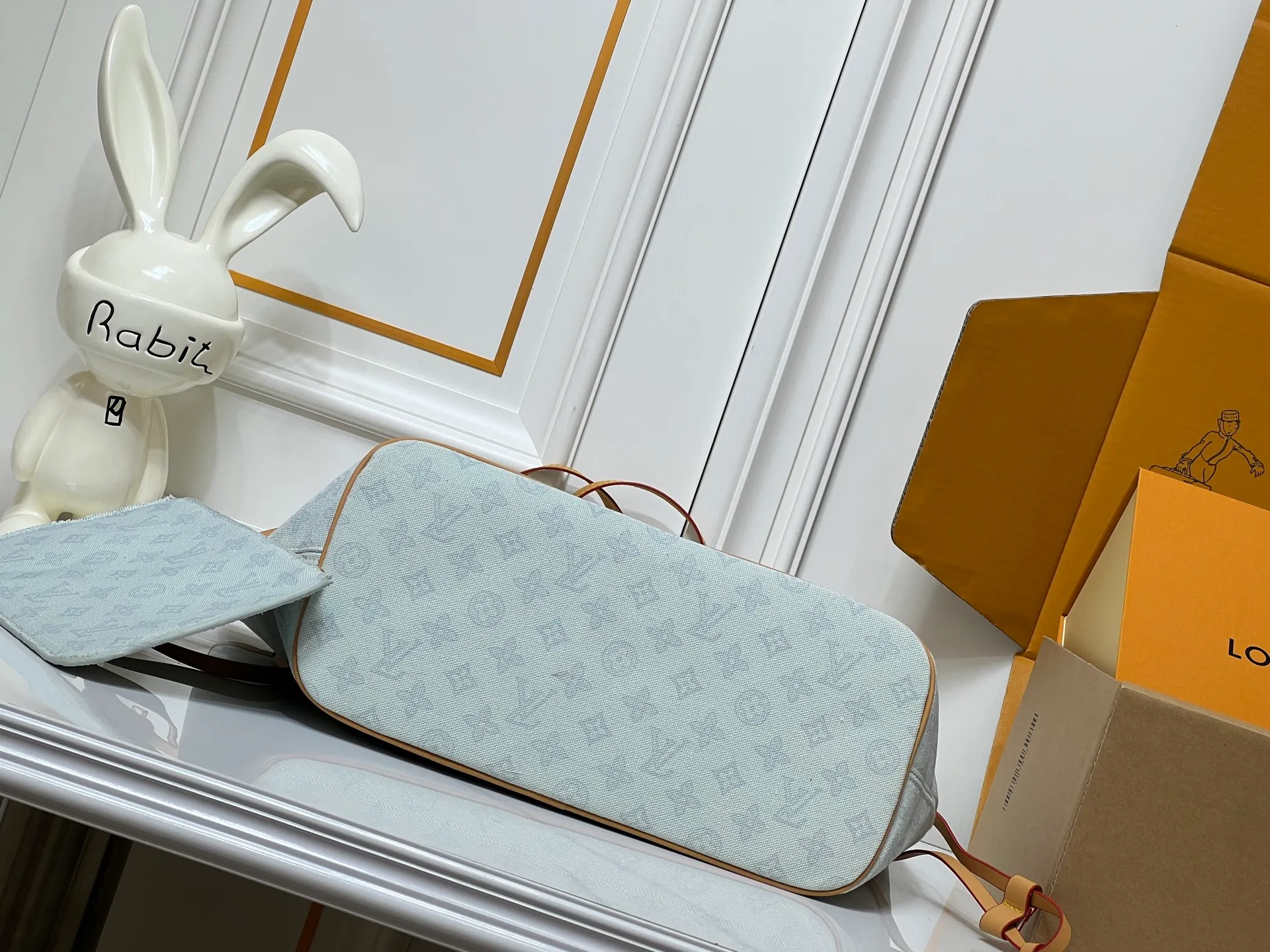 Batch 280💰M45685 M40995 M27521💋💋Louis Vuitton’s new Neverfull is a new interpretation of the classic handbag and explore the exquisite details inside the bag. Redesigned interior pockets feature fresh fabric linings and vintage details inspired by the Louis Vuitton archives, most notably the detachable zippered clutch, which can be used on its own as a sophisticated clutch or as an additional pocket. Bright lining tones add a more lively feel to Monogram's classic canvas. Size: 32*29*17 cm