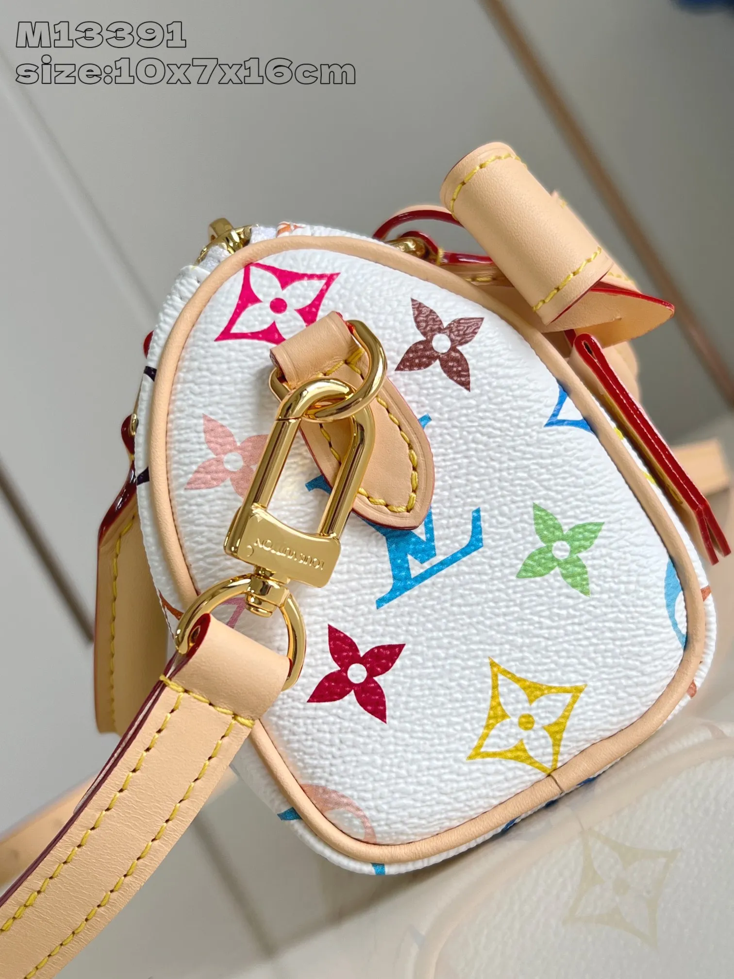 Factory price 580 Top-quality original single-chip version M13391 white color This Nano Speedy handbag is made of Monogram coated canvas and cow leather trim to create an exquisite configuration. It uses bright colors to interpret the smart style of the Louis Vuitton x Murakami reissue series. Toron handles and a dazzling padlock pay homage to the brand's travel heritage, while a removable and adjustable shoulder strap and chic LV x TM key holder complete the look. 10 x 7.5 x 16 cm (height x width x length)
