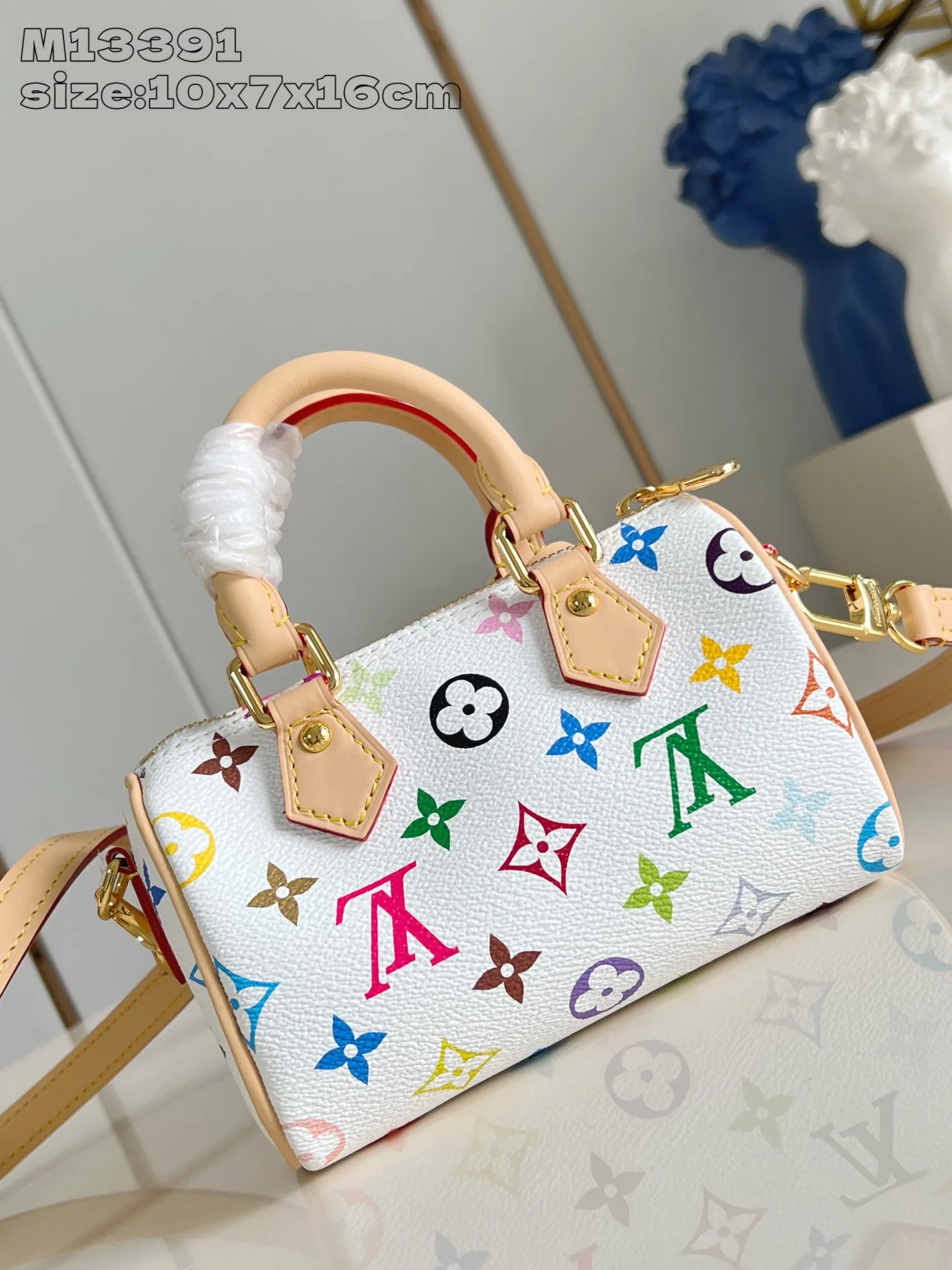 Factory price 580 Top-quality original single-chip version M13391 white color This Nano Speedy handbag is made of Monogram coated canvas and cow leather trim to create an exquisite configuration. It uses bright colors to interpret the smart style of the Louis Vuitton x Murakami reissue series. Toron handles and a dazzling padlock pay homage to the brand's travel heritage, while a removable and adjustable shoulder strap and chic LV x TM key holder complete the look. 10 x 7.5 x 16 cm (height x width x length)