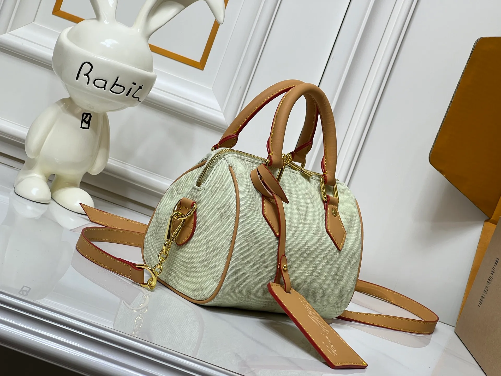 Batch 240💰[ALMA BB handbag] M27530-M27951-M28102-M46234-M27526-28272-M27525 This Alma BB handbag comes from the Travels With Grace Coddington series launched by Louis Vuitton and Grace Coddington, focusing on the fun Meowgram pattern. The canvas body is trimmed with calfskin and the fabric shoulder strap reads "Louis Vuitton" in Coddington's script. The exquisite padlocks and key cases once again prove the brand's exquisite craftsmanship.  Dimensions: 20.5×13.5×12cm (height x width x length)