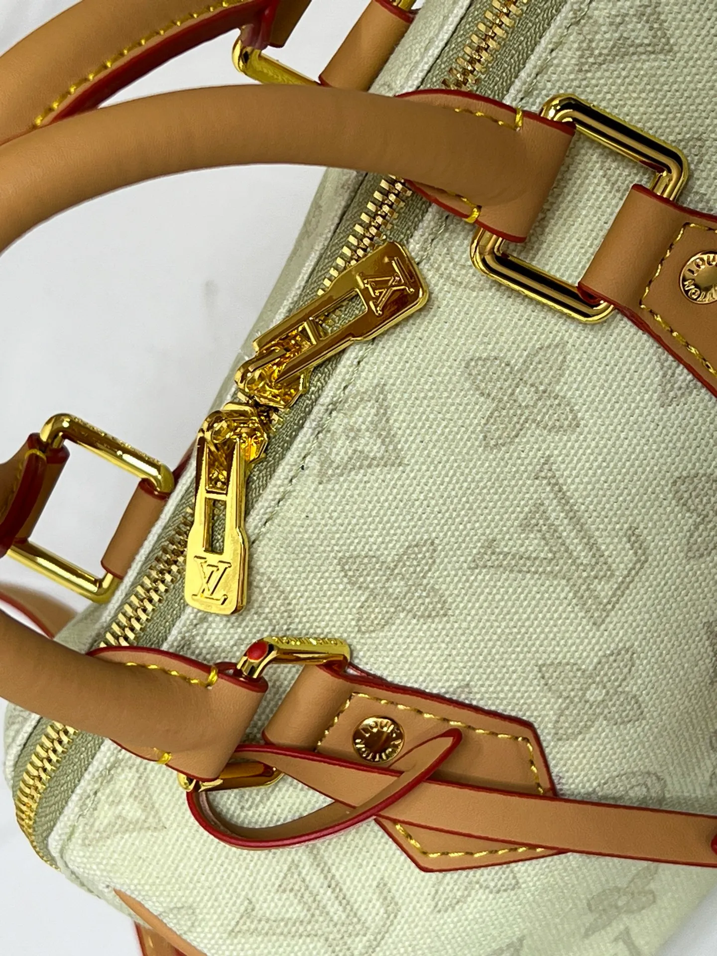 Batch 240💰[ALMA BB handbag] M27530-M27951-M28102-M46234-M27526-28272-M27525 This Alma BB handbag comes from the Travels With Grace Coddington series launched by Louis Vuitton and Grace Coddington, focusing on the fun Meowgram pattern. The canvas body is trimmed with calfskin and the fabric shoulder strap reads "Louis Vuitton" in Coddington's script. The exquisite padlocks and key cases once again prove the brand's exquisite craftsmanship.  Dimensions: 20.5×13.5×12cm (height x width x length)