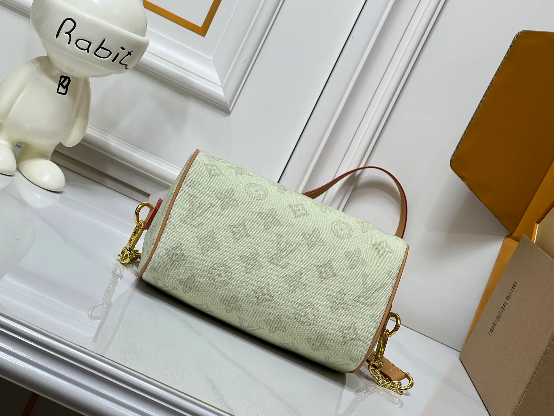 Batch 240💰[ALMA BB handbag] M27530-M27951-M28102-M46234-M27526-28272-M27525 This Alma BB handbag comes from the Travels With Grace Coddington series launched by Louis Vuitton and Grace Coddington, focusing on the fun Meowgram pattern. The canvas body is trimmed with calfskin and the fabric shoulder strap reads "Louis Vuitton" in Coddington's script. The exquisite padlocks and key cases once again prove the brand's exquisite craftsmanship.  Dimensions: 20.5×13.5×12cm (height x width x length)