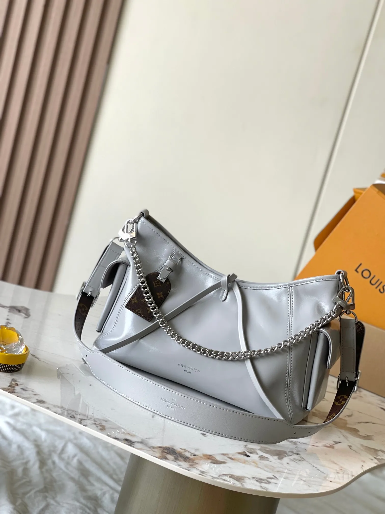 p2140 [Special grade transcoding chip MB original leather] CARRYALL CARGO small handbag Model: M12579 gray dynamic chip Material: A+ grade all-steel hardware, imported original sheepskin Packaging: full set of special grade duty-free MB packaging Size: 33.5x23x15cm