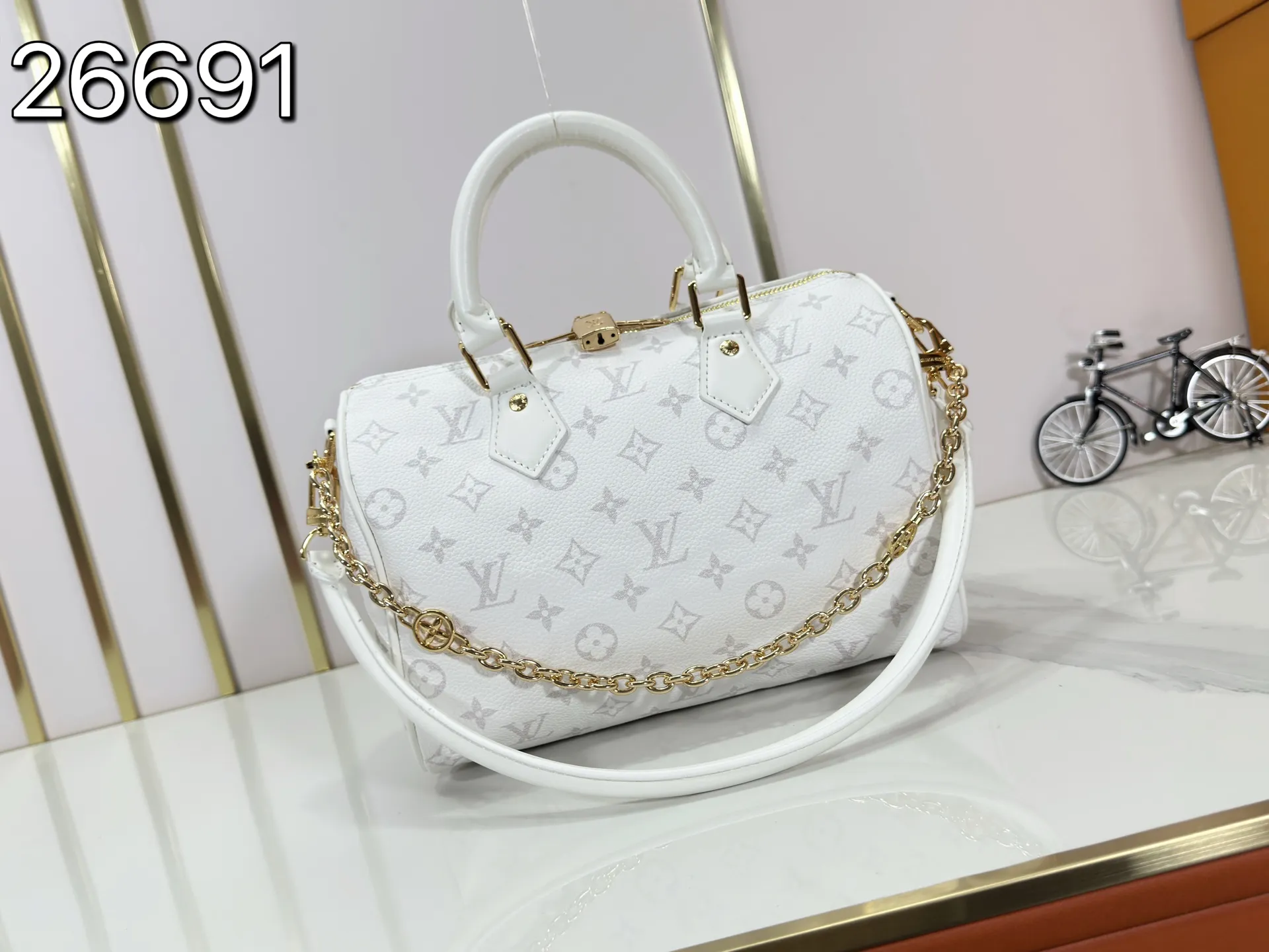 P260 Upgraded original M47186 M11323 M40390 This Speedy Soft 25 handbag renews the classic design of the Speedy handbag, using Monogram Empreinte leather and suede cowhide lining to create a light and soft structure. Whether carried by hand, cross-body or shoulder, you can create a trendy look. Dimensions: 25x19x15 cm