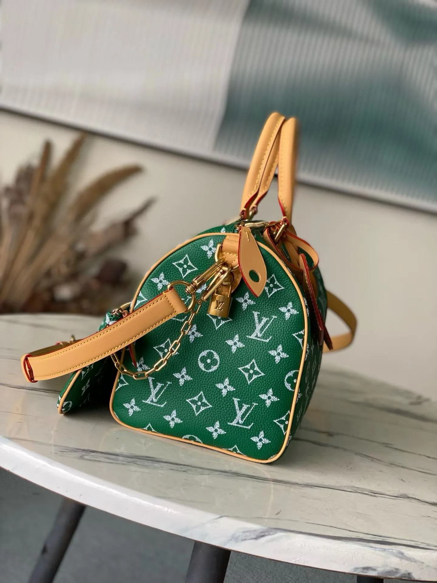 💰1700 Top Original Order M14077 Green Medium This Speedy P18 Bandouliere 30 handbag is made of soft cow leather with deep cow leather trim and a detachable and adjustable shoulder strap. Exquisite stitching, dyed edges and the iconic P18 nameplate create ingenious details. Dimensions: 30 × 22.5 × 18 cm