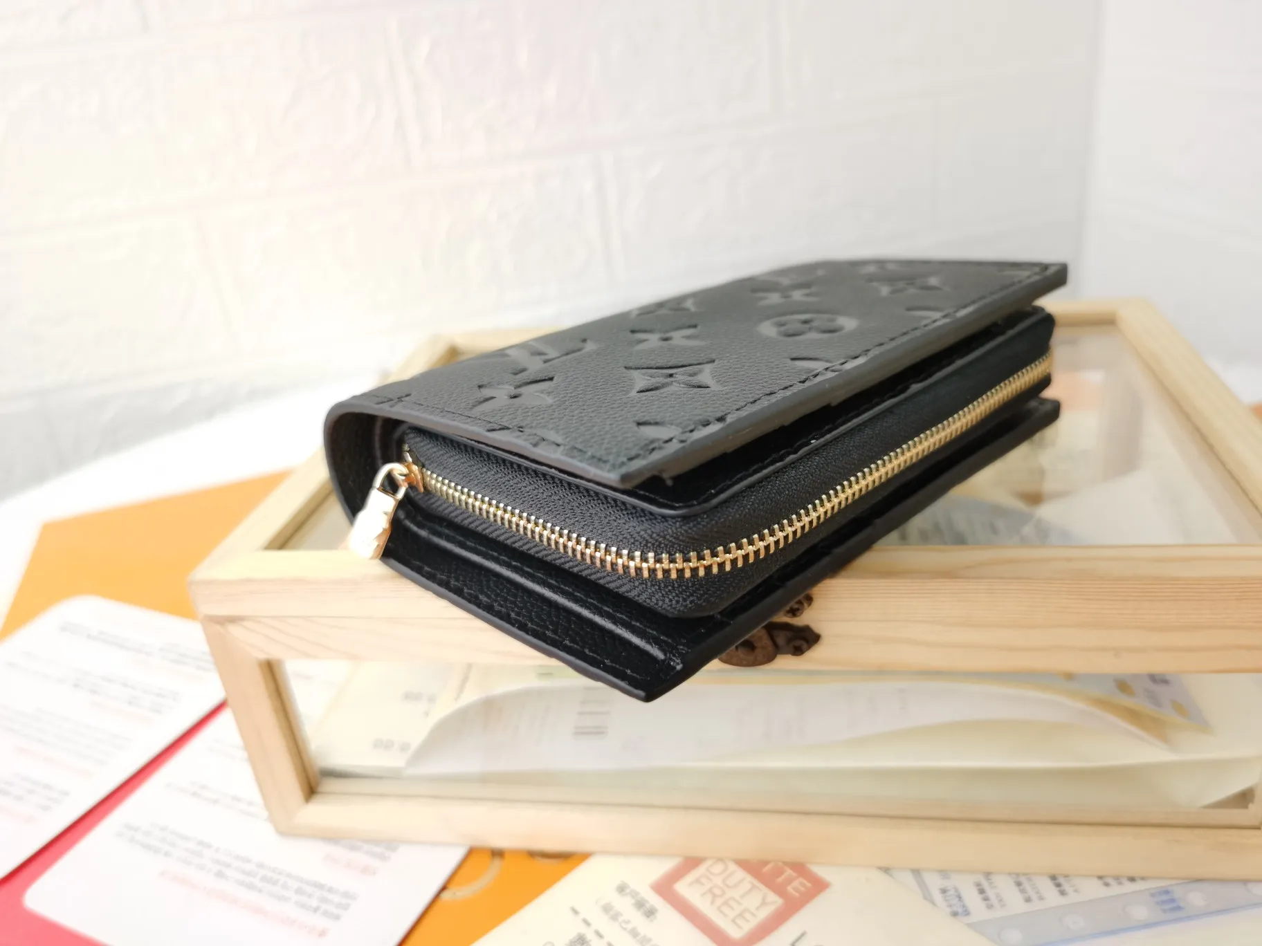 P150💰Top original version💎[Real shot with home background]M86366 Diamond Pattern Series This checkered wallet that combines a variety of styles is made of canvas and can carry credit cards, banknotes, and money with you. The eye-catching buckle is engraved with the Louis Vuitton signature, and the gorgeous gold-toned brass rivets add sophistication. Size: 13✖9cm