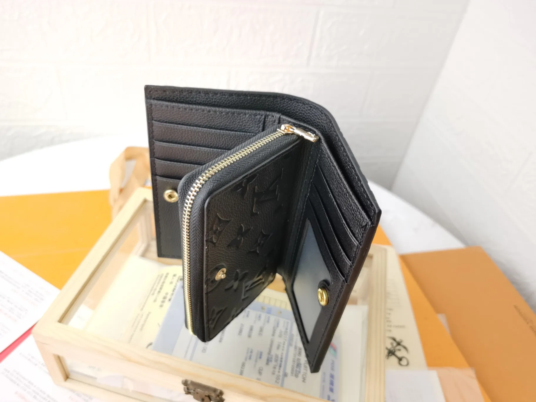 P150💰Top original version💎[Real shot with home background]M86366 Diamond Pattern Series This checkered wallet that combines a variety of styles is made of canvas and can carry credit cards, banknotes, and money with you. The eye-catching buckle is engraved with the Louis Vuitton signature, and the gorgeous gold-toned brass rivets add sophistication. Size: 13✖9cm