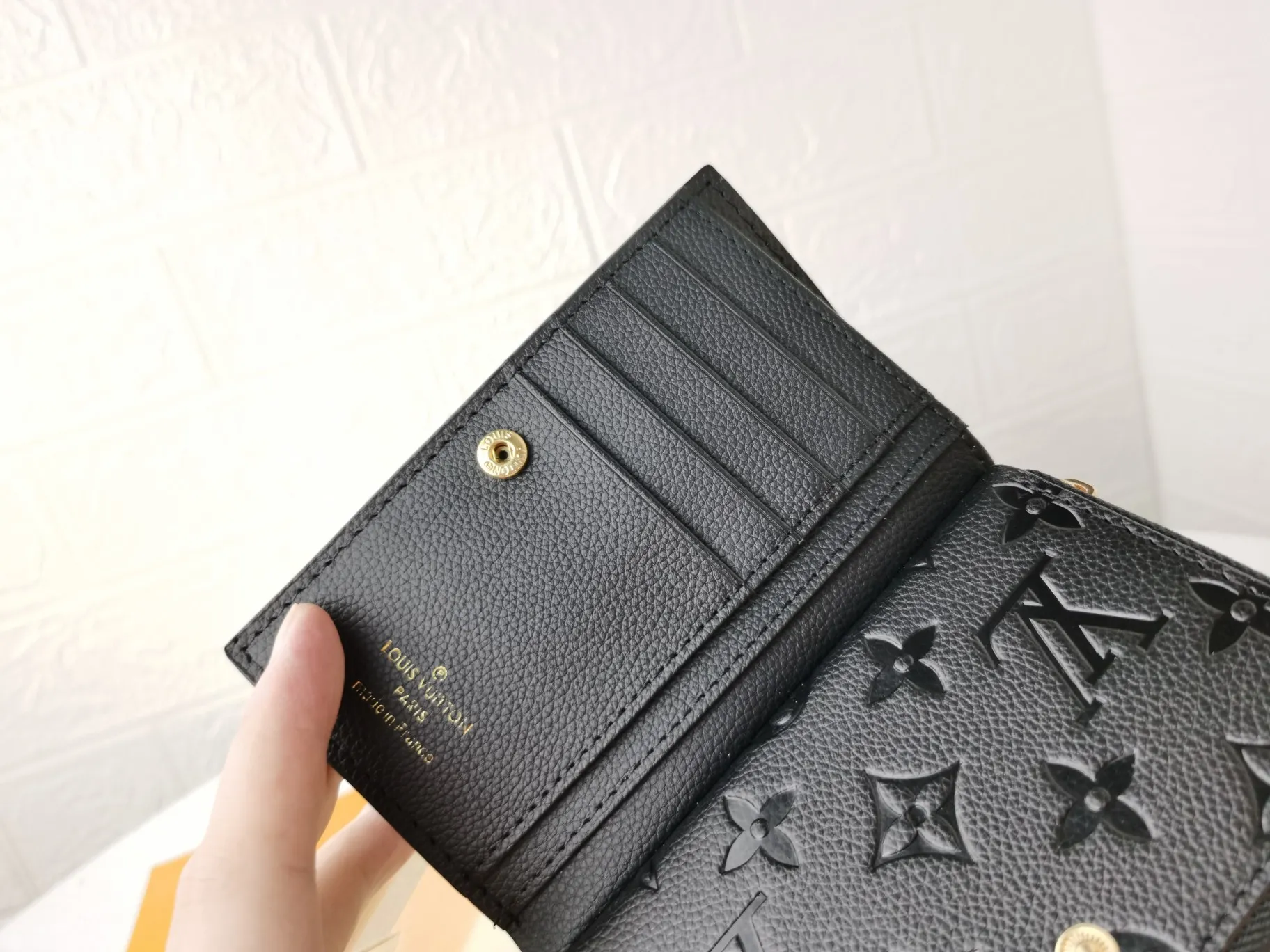 P150💰Top original version💎[Real shot with home background]M86366 Diamond Pattern Series This checkered wallet that combines a variety of styles is made of canvas and can carry credit cards, banknotes, and money with you. The eye-catching buckle is engraved with the Louis Vuitton signature, and the gorgeous gold-toned brass rivets add sophistication. Size: 13✖9cm