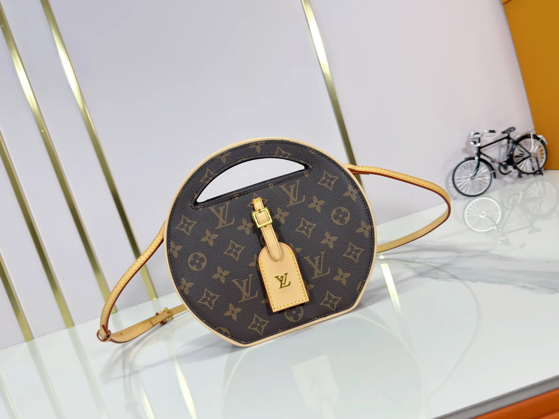 P240 Upgraded original M47117 old flower yellow flower This AROUND ME handbag, this Around Me handbag is made of Monogram coated canvas, interpreting the inspiration of the brand's LV Circle logo. The logo was created in the 1920s and is active in Louis Vuitton stores and advertising. This sleek handbag debuts on the 2024 spring and summer show, with an integrated handle creating a simple and elegant appearance. Exquisite configuration releases trendy style. 22.5×21×7cm