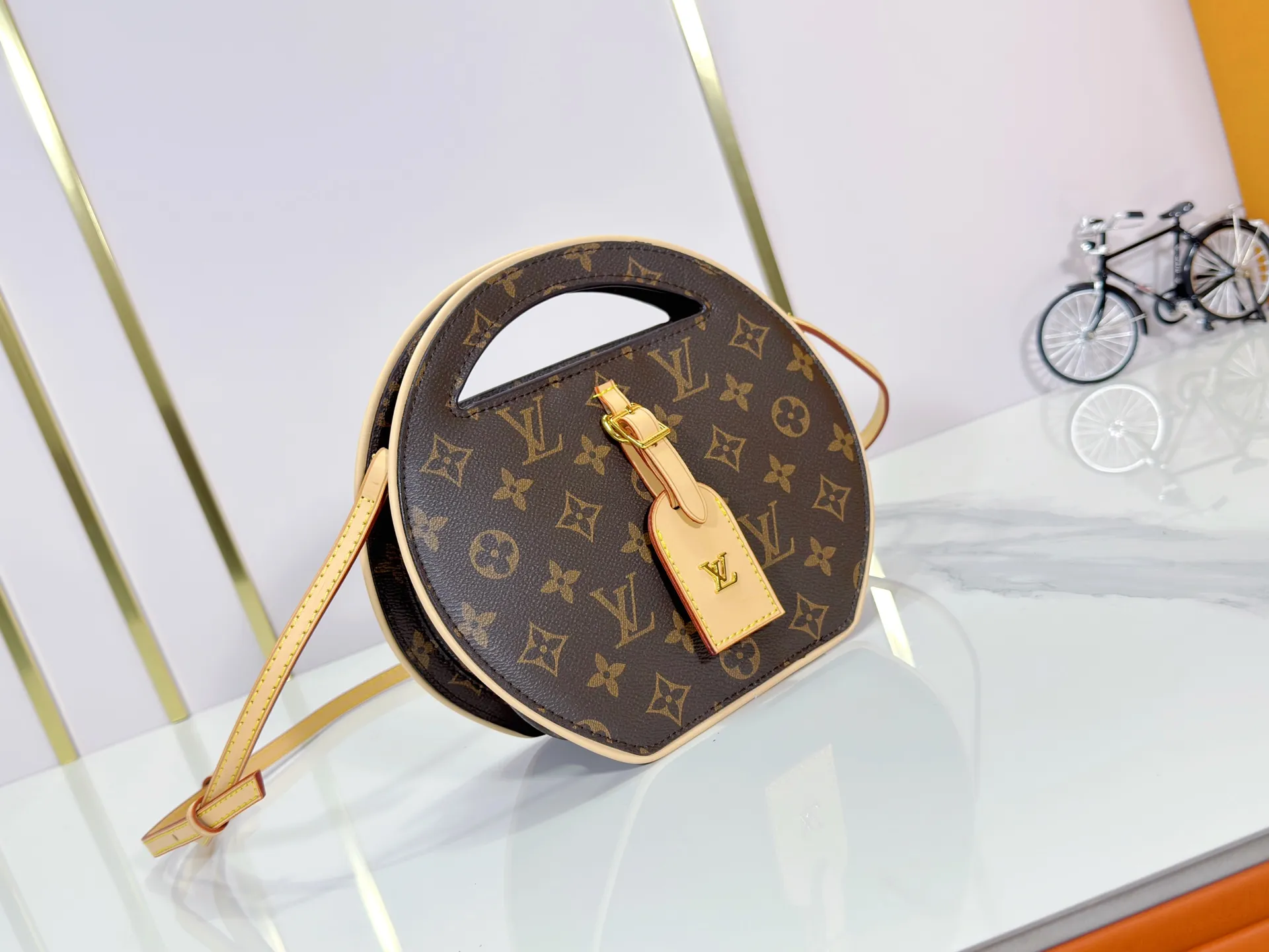 P240 Upgraded original M47117 old flower yellow flower This AROUND ME handbag, this Around Me handbag is made of Monogram coated canvas, interpreting the inspiration of the brand's LV Circle logo. The logo was created in the 1920s and is active in Louis Vuitton stores and advertising. This sleek handbag debuts on the 2024 spring and summer show, with an integrated handle creating a simple and elegant appearance. Exquisite configuration releases trendy style. 22.5×21×7cm