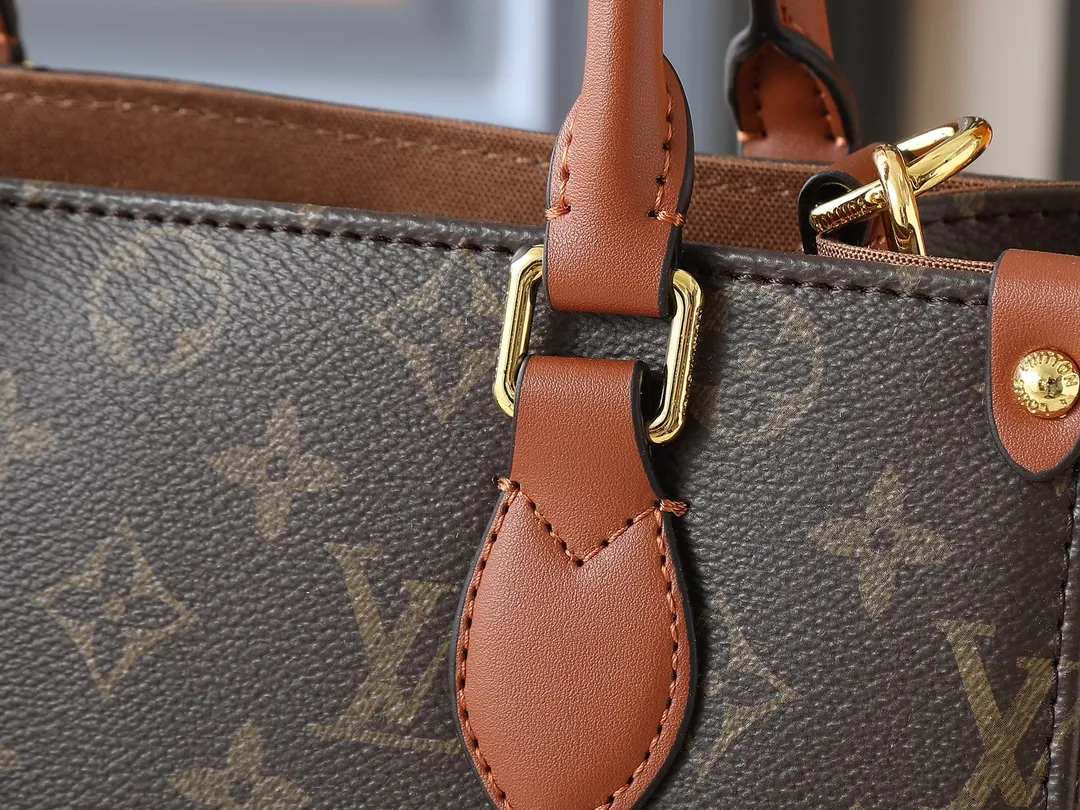 💰220💰Upgraded original M14235 M45659 M46373 M44571 This Organizer handbag is from the OnTheGo series and is made of Monogram canvas with leather handles and name tags. The spacious interior can accommodate laptops and notepads, and multiple pockets allow for organized storage, making it a great companion for urban life. Dimensions: 25.0 x 19.0 x 11.5 cm (length x height x width)