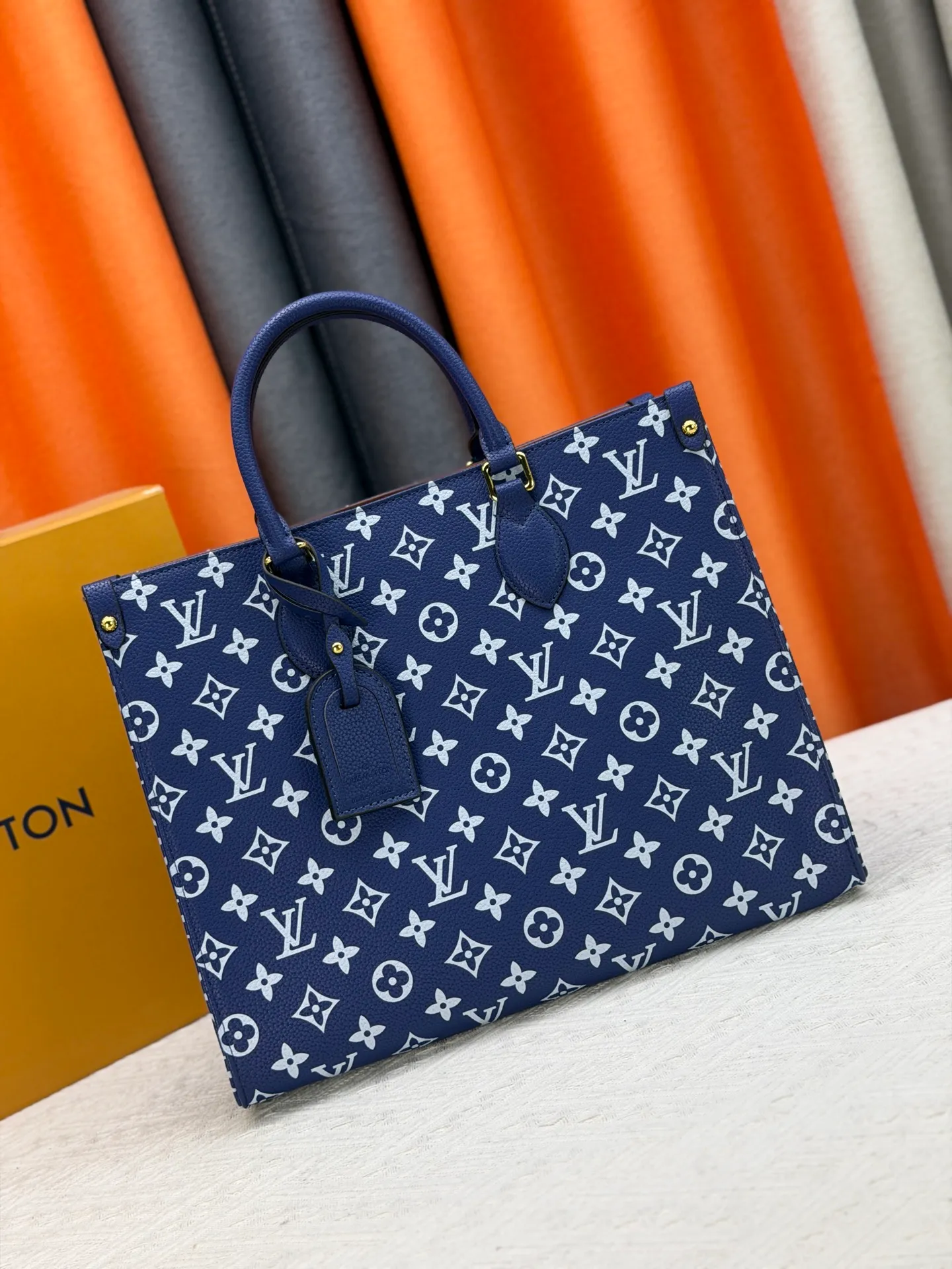 P280 Upgraded original version (latest color) M10303 M45495 M45039 M45321 M44571 This OnTheGo medium Tote bag is printed and dyed with the Medium Monogram pattern and then embossed on the soft grained cow leather. Its ample interior can accommodate a laptop and other office supplies, and the long and short handles are easy to carry or carry on the shoulder. Dimensions: 35.0 x 27.0 x 14.0 cm