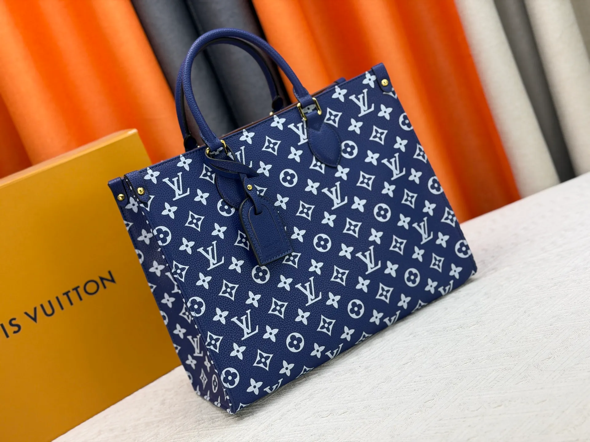 P280 Upgraded original version (latest color) M10303 M45495 M45039 M45321 M44571 This OnTheGo medium Tote bag is printed and dyed with the Medium Monogram pattern and then embossed on the soft grained cow leather. Its ample interior can accommodate a laptop and other office supplies, and the long and short handles are easy to carry or carry on the shoulder. Dimensions: 35.0 x 27.0 x 14.0 cm