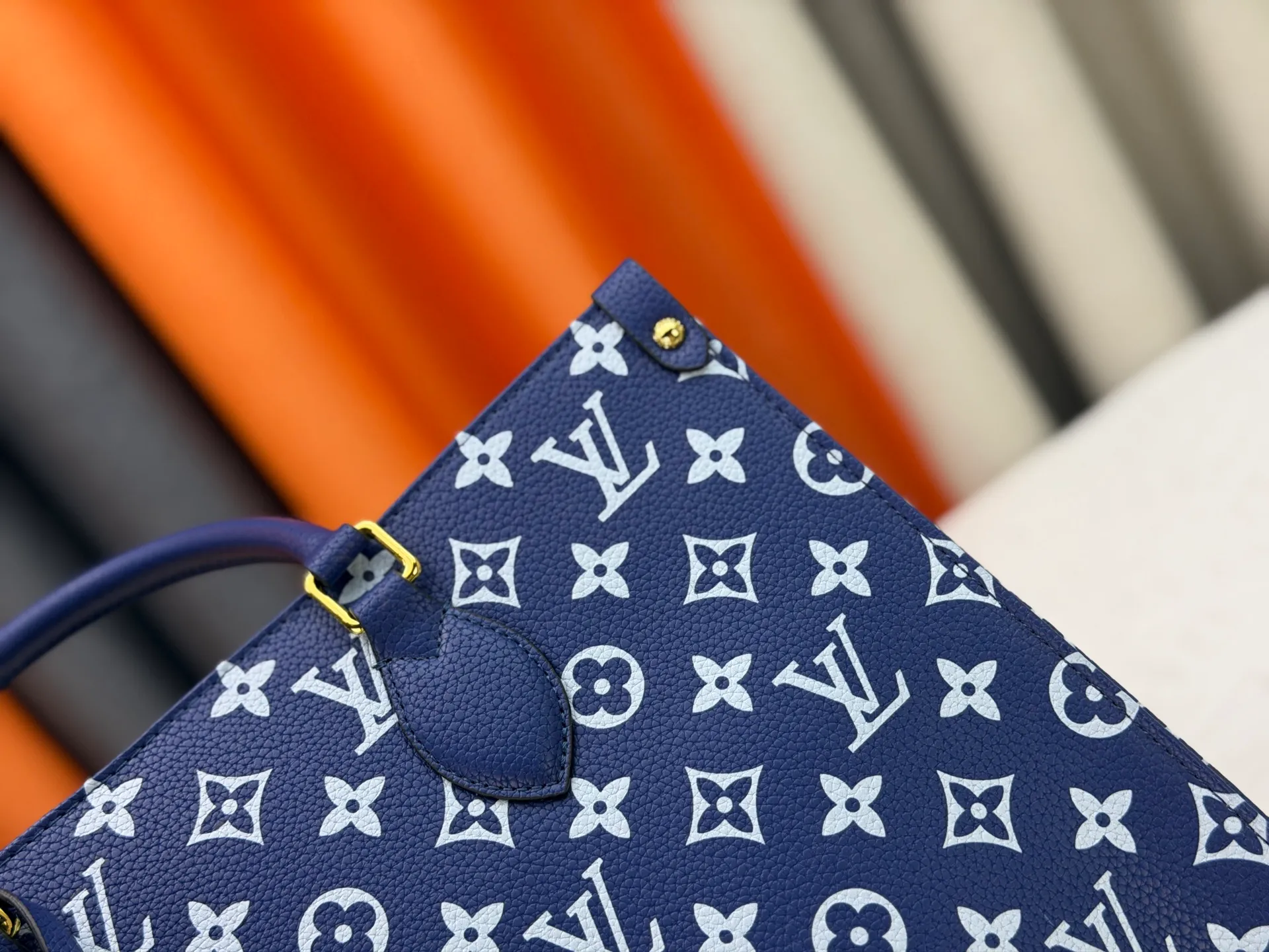 P280 Upgraded original version (latest color) M10303 M45495 M45039 M45321 M44571 This OnTheGo medium Tote bag is printed and dyed with the Medium Monogram pattern and then embossed on the soft grained cow leather. Its ample interior can accommodate a laptop and other office supplies, and the long and short handles are easy to carry or carry on the shoulder. Dimensions: 35.0 x 27.0 x 14.0 cm