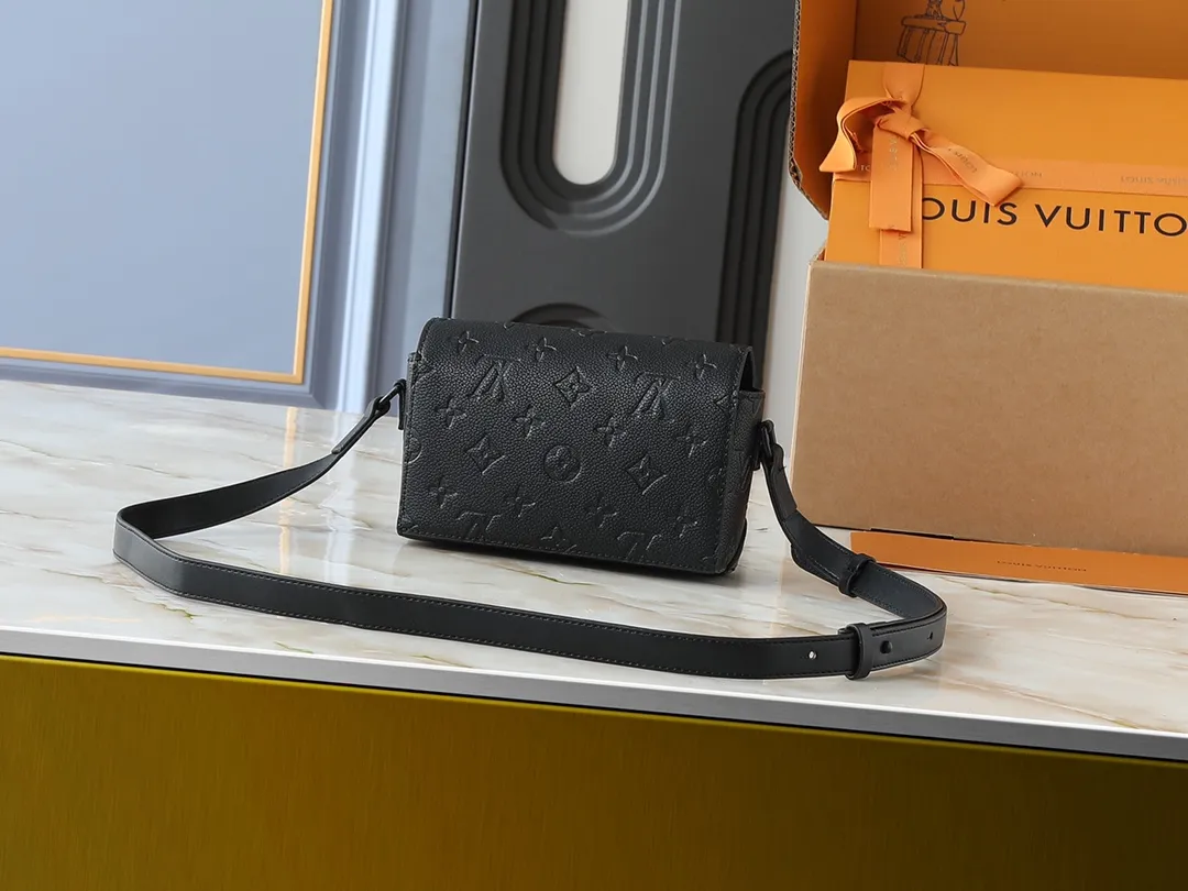 💰240💰Upgraded from the original M81746 M82917 M82916 M82918 M83613 M40674 This Steamer mini handbag is made of bright Taurillon leather and tells the inspiration of the brand's traditional Steamer hard case. A signature pin and chain add a classic touch, while an interior zip pocket and magnetic closure ensure secure storage. Dimensions: 18.0 x 11.0 x 6.5 cm (length x height x width)