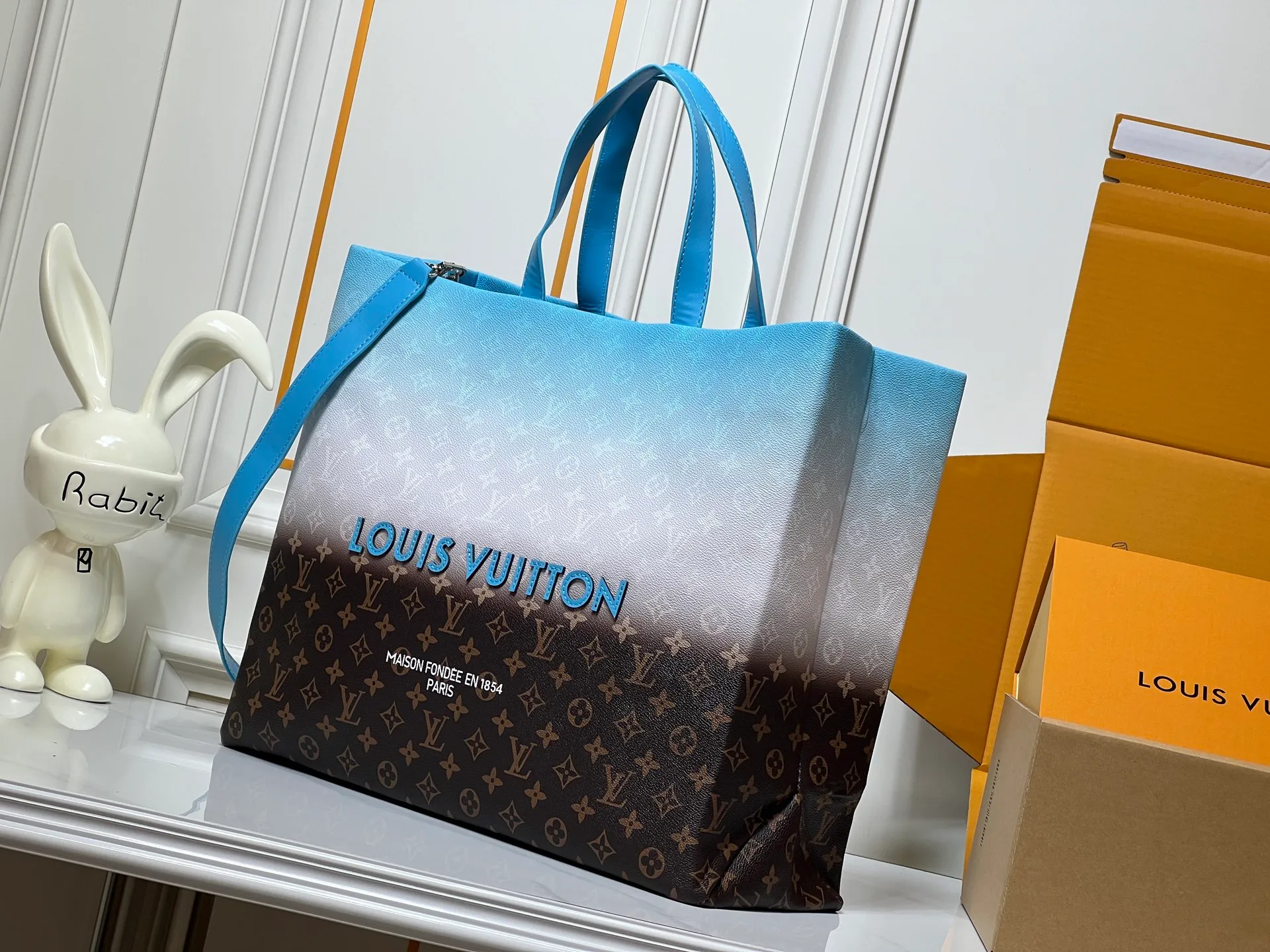 Batch 320💰M24457 gradient blue presbyopic plaid purple. Grass green pink black orange blue green gray presbyopia plaid black crocodile pattern orange crocodile pattern This medium Shopper bag is inspired by the Louis Vuitton shopping bag, with the words Louis Vuitton and Maison Fondée En 1854 written in soft calfskin, with top handles and a detachable shoulder strap. Dimensions: 42x34x16cm
