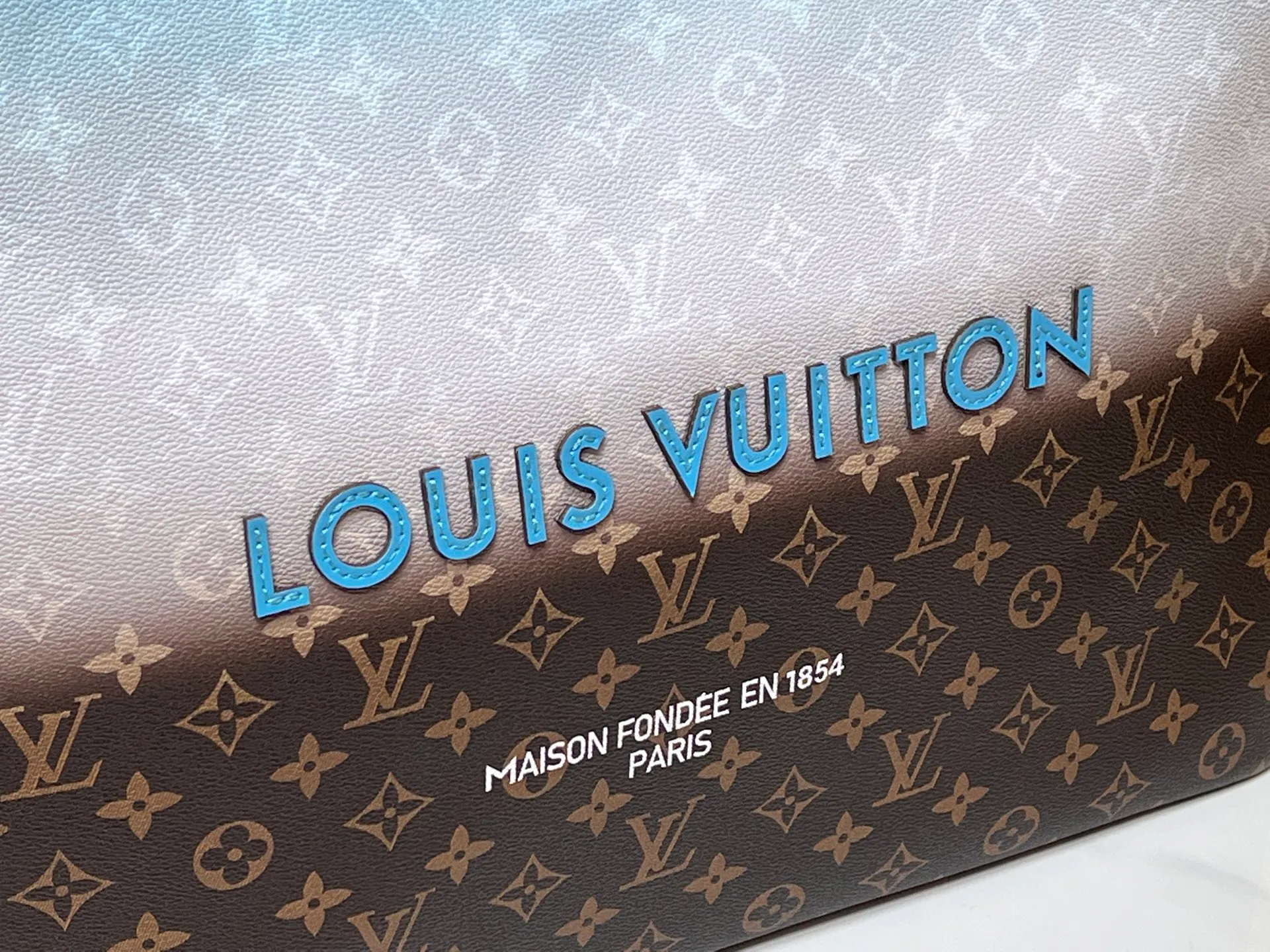 Batch 320💰M24457 gradient blue presbyopic plaid purple. Grass green pink black orange blue green gray presbyopia plaid black crocodile pattern orange crocodile pattern This medium Shopper bag is inspired by the Louis Vuitton shopping bag, with the words Louis Vuitton and Maison Fondée En 1854 written in soft calfskin, with top handles and a detachable shoulder strap. Dimensions: 42x34x16cm
