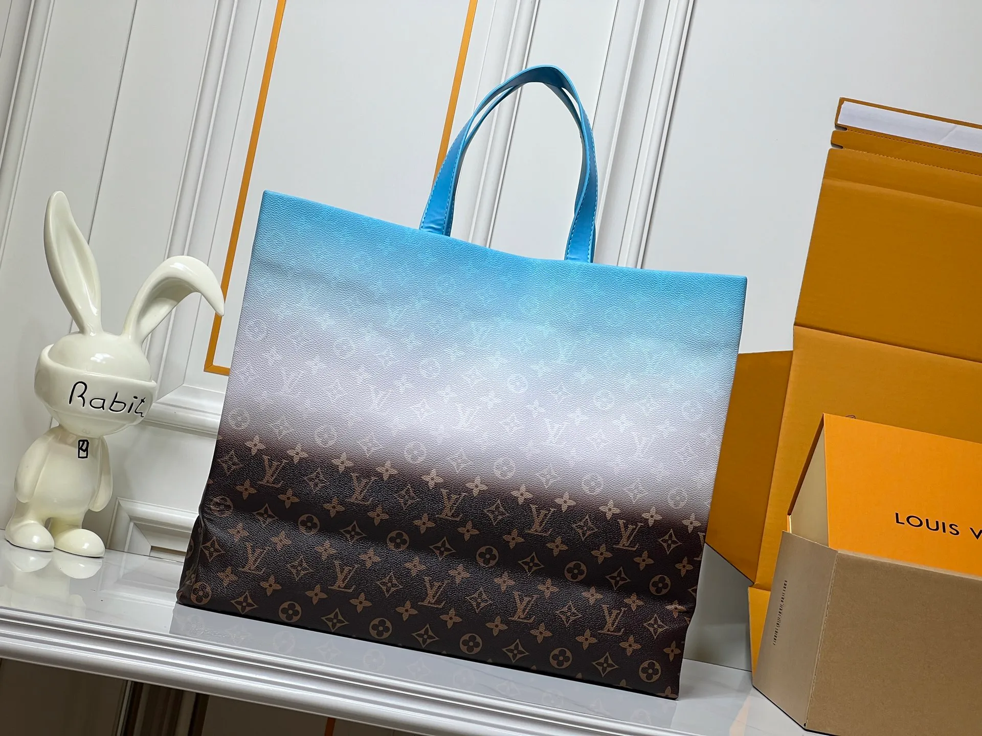 Batch 320💰M24457 gradient blue presbyopic plaid purple. Grass green pink black orange blue green gray presbyopia plaid black crocodile pattern orange crocodile pattern This medium Shopper bag is inspired by the Louis Vuitton shopping bag, with the words Louis Vuitton and Maison Fondée En 1854 written in soft calfskin, with top handles and a detachable shoulder strap. Dimensions: 42x34x16cm