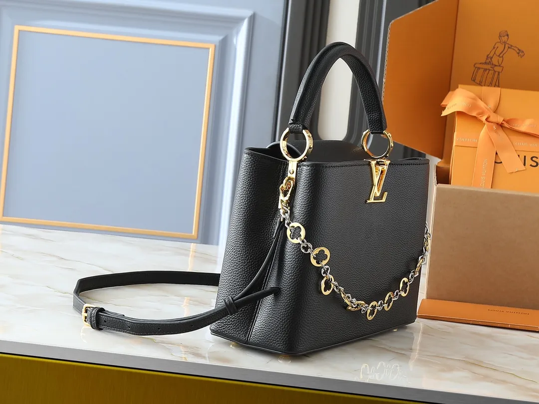 💰420💰Guangzhou goods Upgraded original M12935 M12936 M12937 M12938 This Capucines medium handbag is from the Chain On You series, using Taurillon cow leather to focus on the brand's ingenuity and fine craftsmanship. The jewelry-style double-plated chain is embellished with Monogram flowers, while rounded LV letters and hardware add sophisticated touches. Whether worn cross-body, hand-carried or shoulder-carried, it can display elegant style. Dimensions: 31.5 x 20.0 x 11.0 cm (length x height x width)