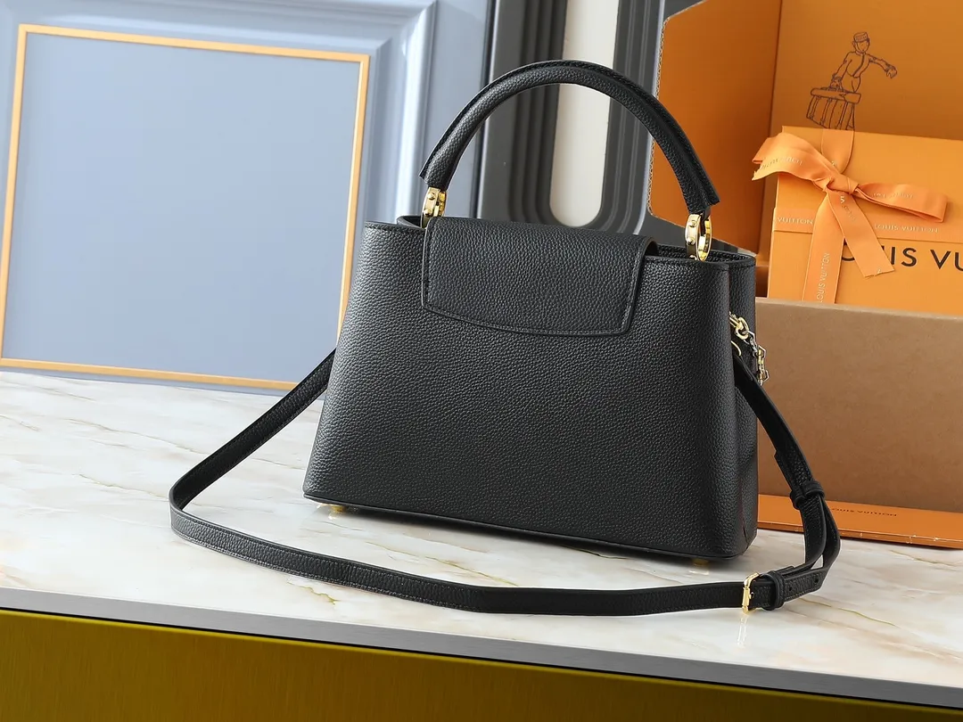 💰420💰Guangzhou goods Upgraded original M12935 M12936 M12937 M12938 This Capucines medium handbag is from the Chain On You series, using Taurillon cow leather to focus on the brand's ingenuity and fine craftsmanship. The jewelry-style double-plated chain is embellished with Monogram flowers, while rounded LV letters and hardware add sophisticated touches. Whether worn cross-body, hand-carried or shoulder-carried, it can display elegant style. Dimensions: 31.5 x 20.0 x 11.0 cm (length x height x width)