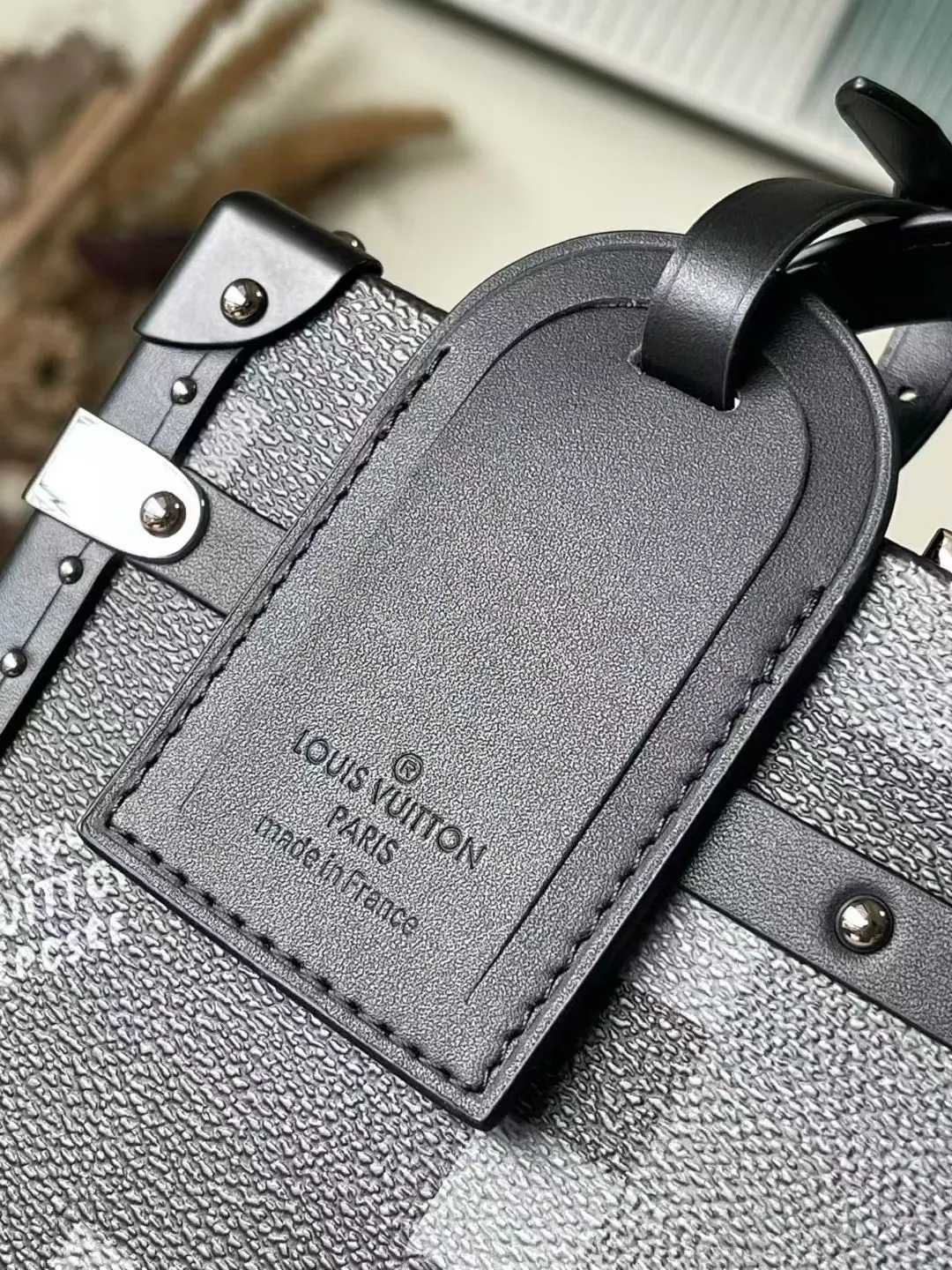 💰1800 (Steel Hardware) Top Original N11118 Black Check This Handle Trunk handbag is made of Damoflage Black canvas, which vividly reproduces the pixel style Damier pattern written by arrell Williams. The compact structure is integrated into the monochromatic design, releasing cool vitality while being sophisticated. The top handle and removable and adjustable leather shoulder strap allow for flexible carrying. 16.5 x 8 x 24 cm (height x width x length)