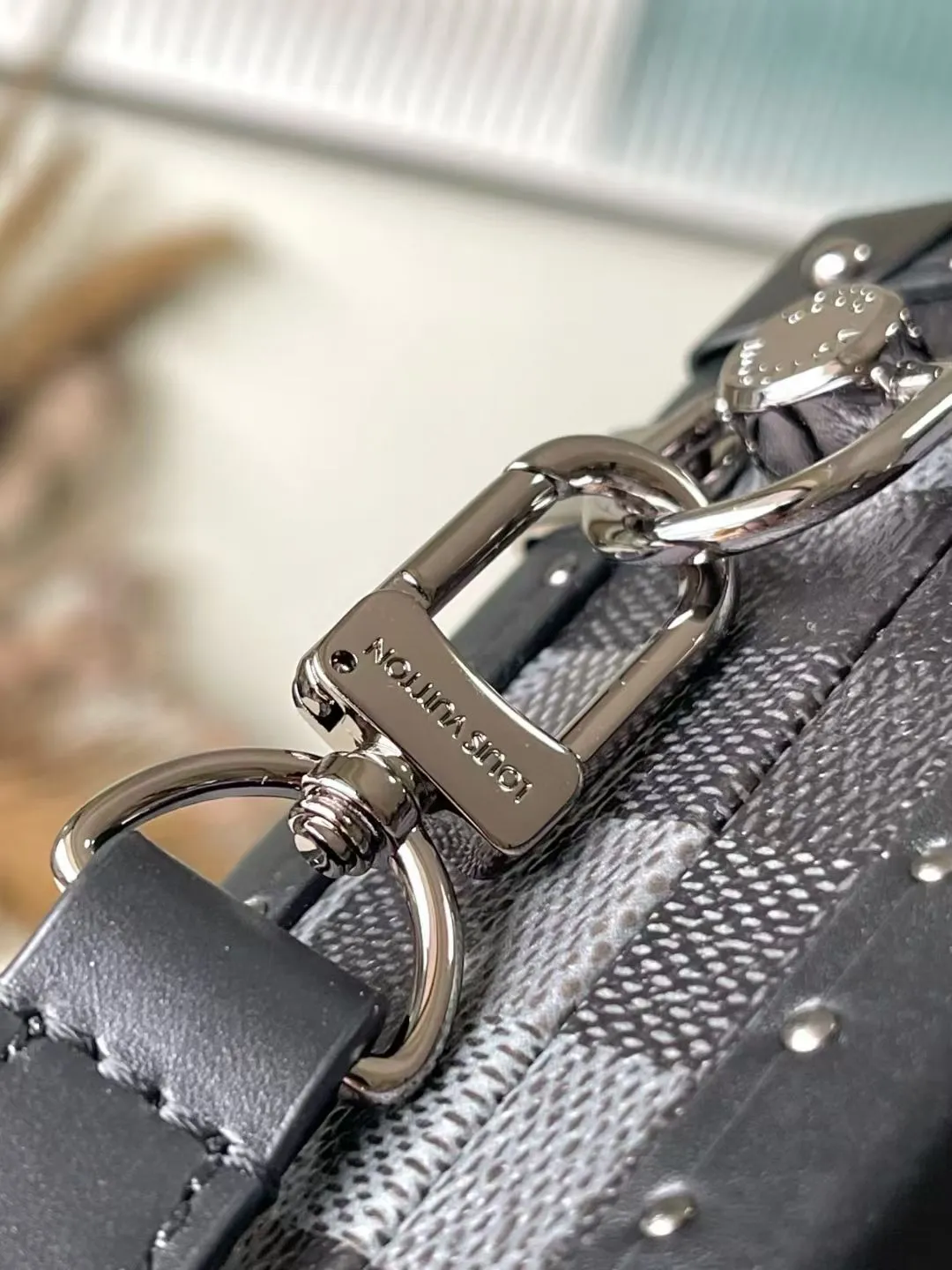 💰1800 (Steel Hardware) Top Original N11118 Black Check This Handle Trunk handbag is made of Damoflage Black canvas, which vividly reproduces the pixel style Damier pattern written by arrell Williams. The compact structure is integrated into the monochromatic design, releasing cool vitality while being sophisticated. The top handle and removable and adjustable leather shoulder strap allow for flexible carrying. 16.5 x 8 x 24 cm (height x width x length)