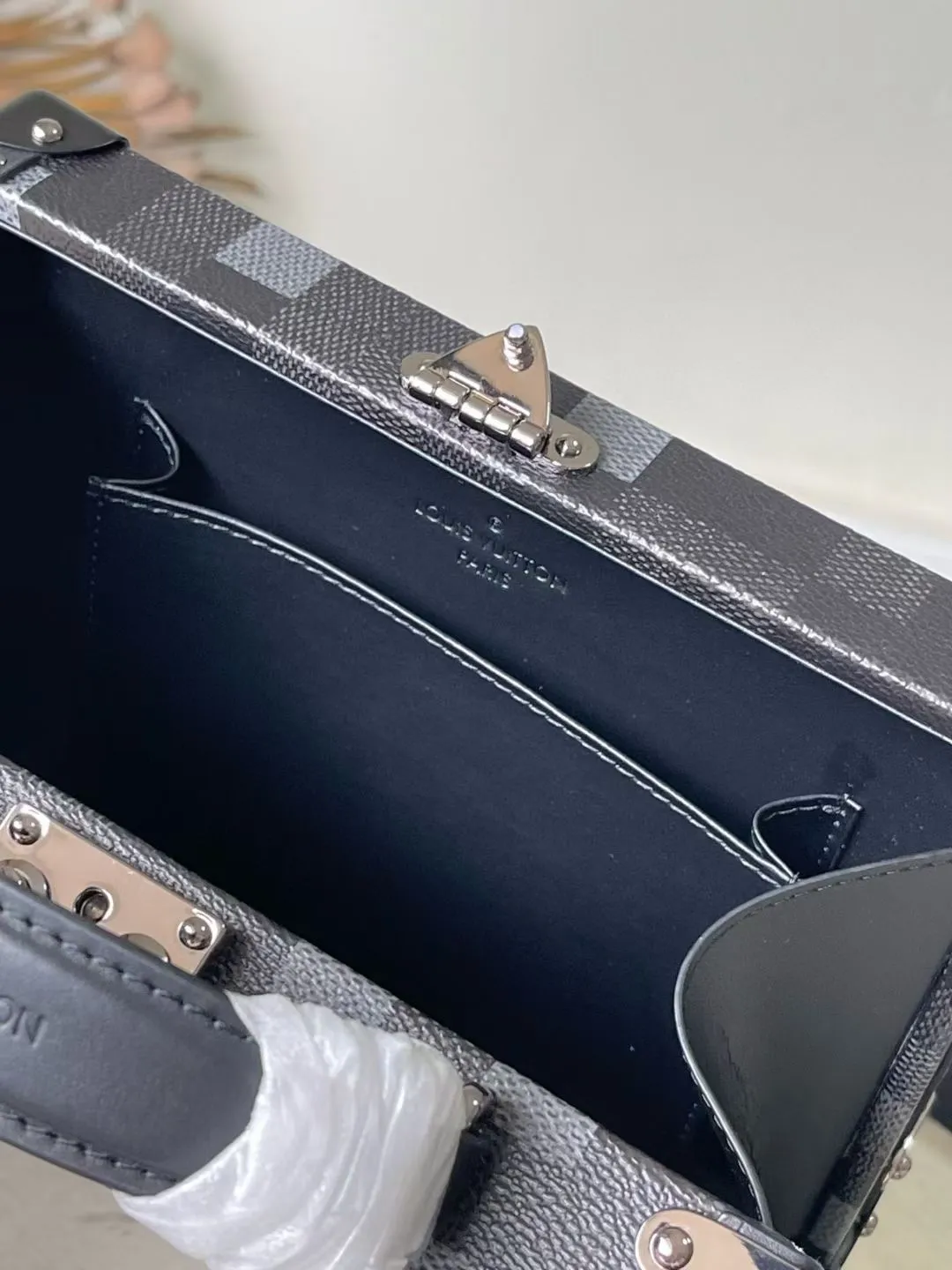 💰1800 (Steel Hardware) Top Original N11118 Black Check This Handle Trunk handbag is made of Damoflage Black canvas, which vividly reproduces the pixel style Damier pattern written by arrell Williams. The compact structure is integrated into the monochromatic design, releasing cool vitality while being sophisticated. The top handle and removable and adjustable leather shoulder strap allow for flexible carrying. 16.5 x 8 x 24 cm (height x width x length)