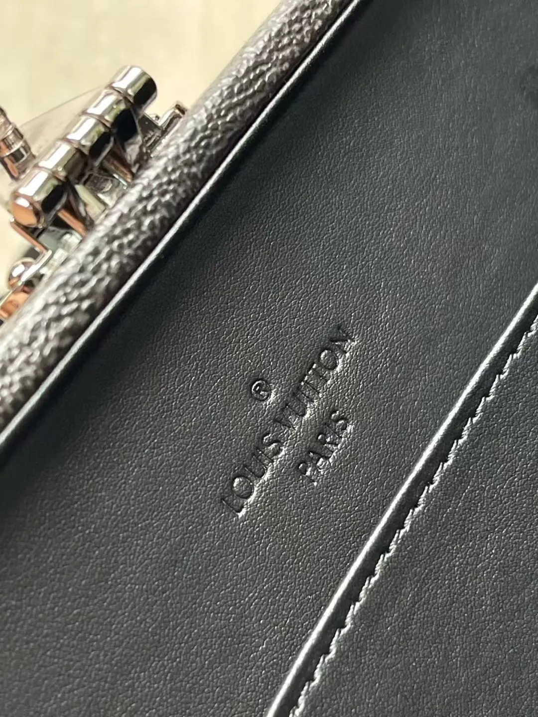 💰1800 (Steel Hardware) Top Original N11118 Black Check This Handle Trunk handbag is made of Damoflage Black canvas, which vividly reproduces the pixel style Damier pattern written by arrell Williams. The compact structure is integrated into the monochromatic design, releasing cool vitality while being sophisticated. The top handle and removable and adjustable leather shoulder strap allow for flexible carrying. 16.5 x 8 x 24 cm (height x width x length)
