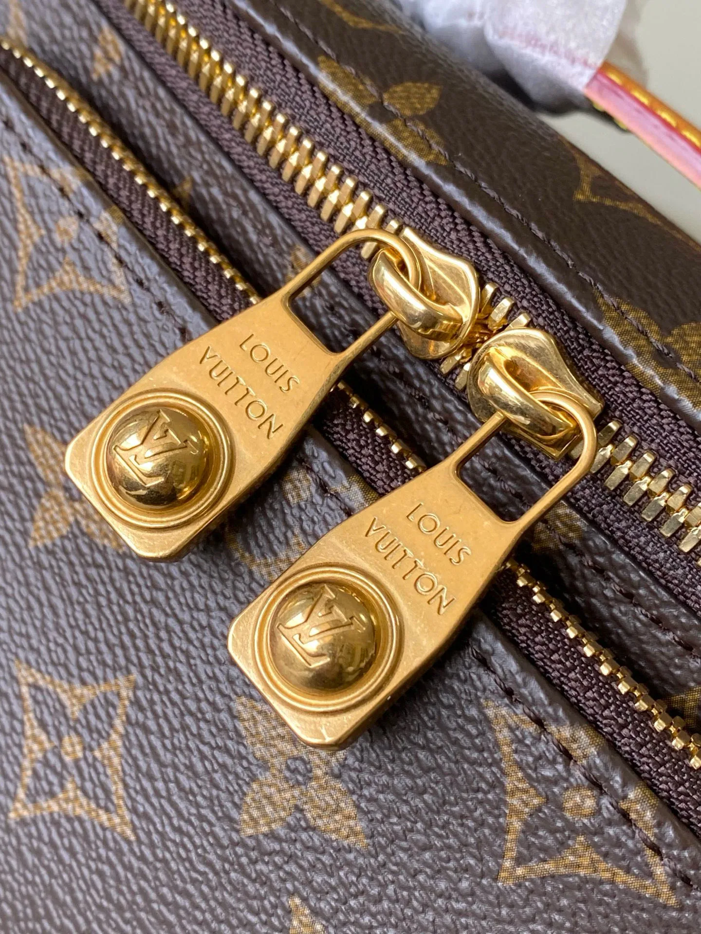 💰1000 Top Original Order M14019 This Rush waist bag is made of soft Monogram canvas, combining functional considerations with trendy style. A beaded zipper pull opens the zippered front pocket to securely store your phone, keys and cards. A zippered main compartment provides shelter for daily essentials, while an adjustable strap and top leather handle add carrying options. Dimensions: 30 × 15 × 8 cm