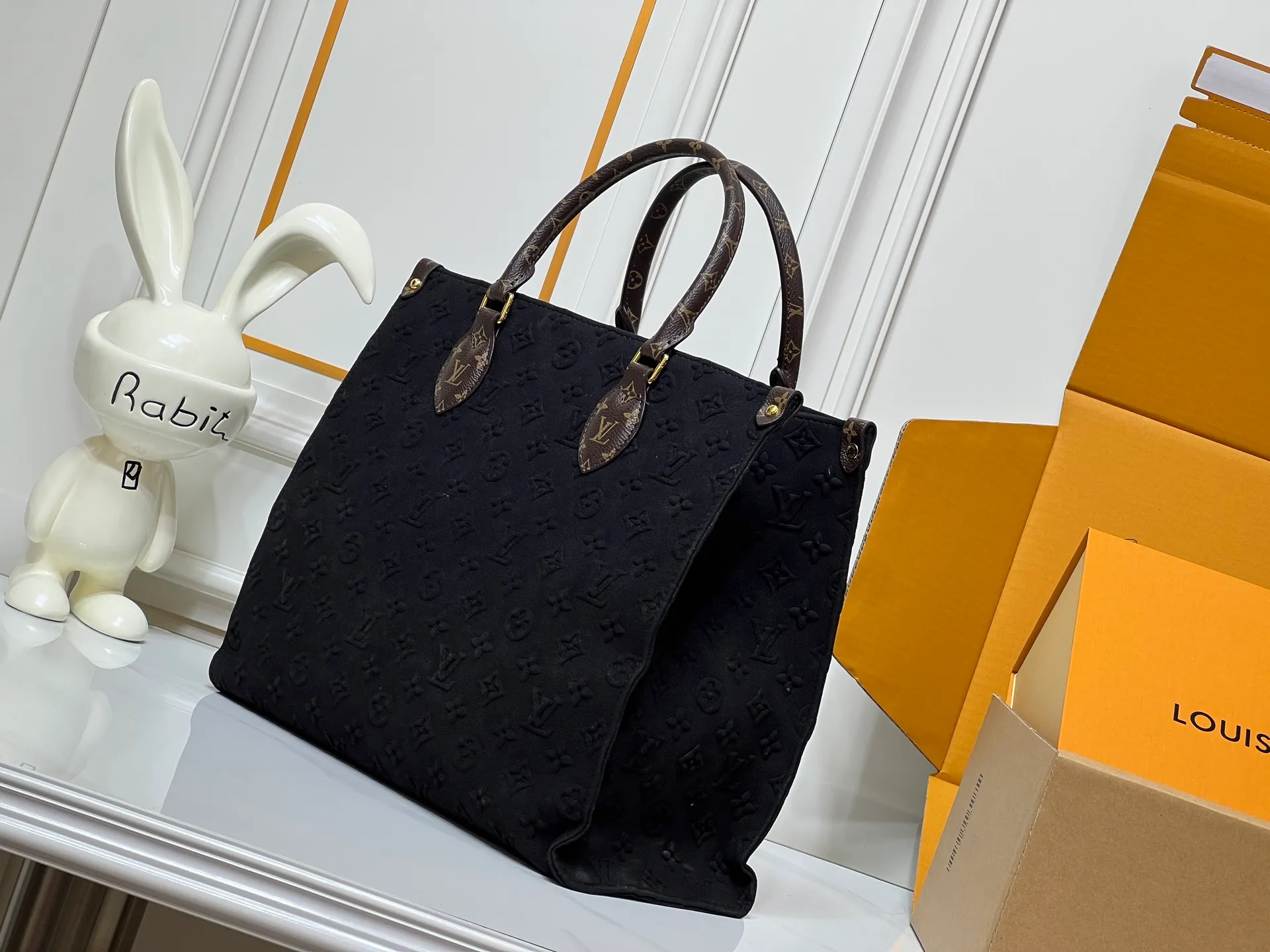 Batch 320💰Upgraded original M45039 This black matte jacquard OnTheGo medium handbag is made of Monogram and Monogram Reverse canvas, with the Monogram Giant pattern embellished on it. The Toron handle and the jacquard textured shoulder strap decorated with the brand's logo create a visual contrast, and the detachable coin bag is suitable for storing change or small items. It combines fashionable charm with various functions, making it a good daily companion. 32.0 x 27.0 x 14 cm (length x height x width)
