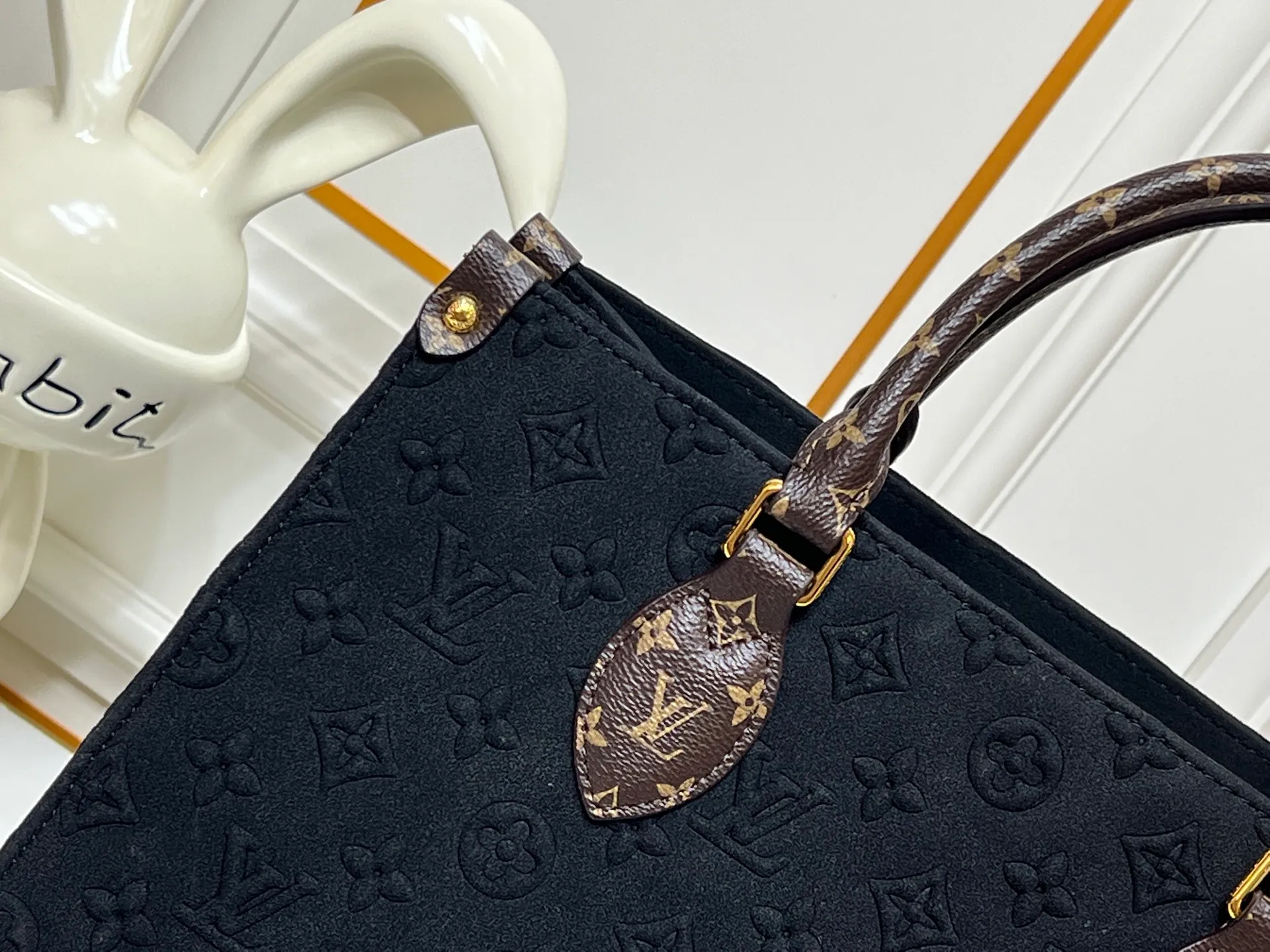 Batch 320💰Upgraded original M45039 This black matte jacquard OnTheGo medium handbag is made of Monogram and Monogram Reverse canvas, with the Monogram Giant pattern embellished on it. The Toron handle and the jacquard textured shoulder strap decorated with the brand's logo create a visual contrast, and the detachable coin bag is suitable for storing change or small items. It combines fashionable charm with various functions, making it a good daily companion. 32.0 x 27.0 x 14 cm (length x height x width)