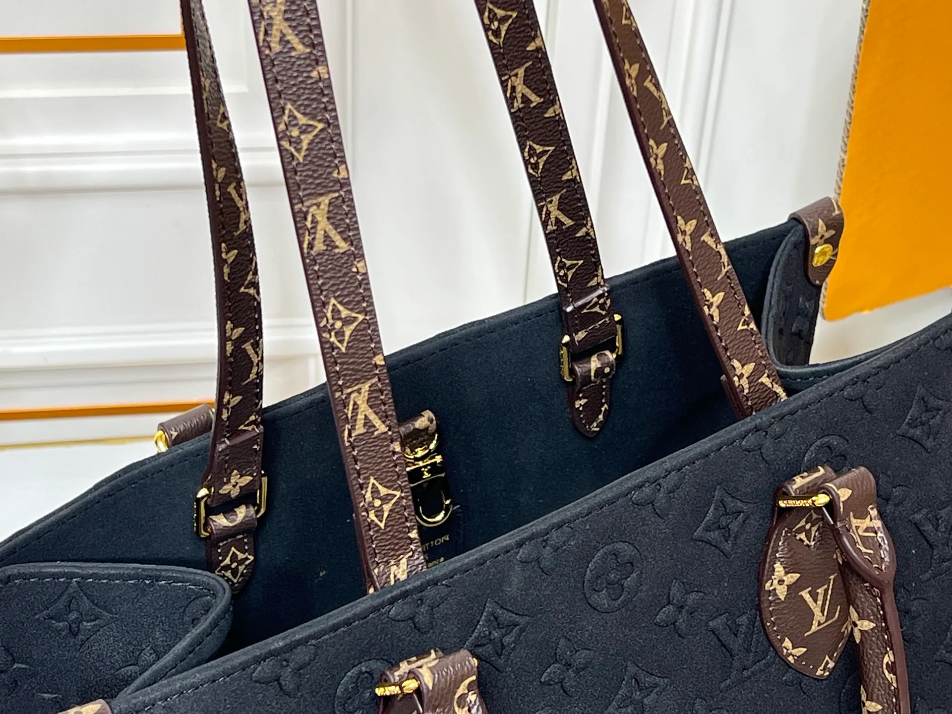 Batch 320💰Upgraded original M45039 This black matte jacquard OnTheGo medium handbag is made of Monogram and Monogram Reverse canvas, with the Monogram Giant pattern embellished on it. The Toron handle and the jacquard textured shoulder strap decorated with the brand's logo create a visual contrast, and the detachable coin bag is suitable for storing change or small items. It combines fashionable charm with various functions, making it a good daily companion. 32.0 x 27.0 x 14 cm (length x height x width)