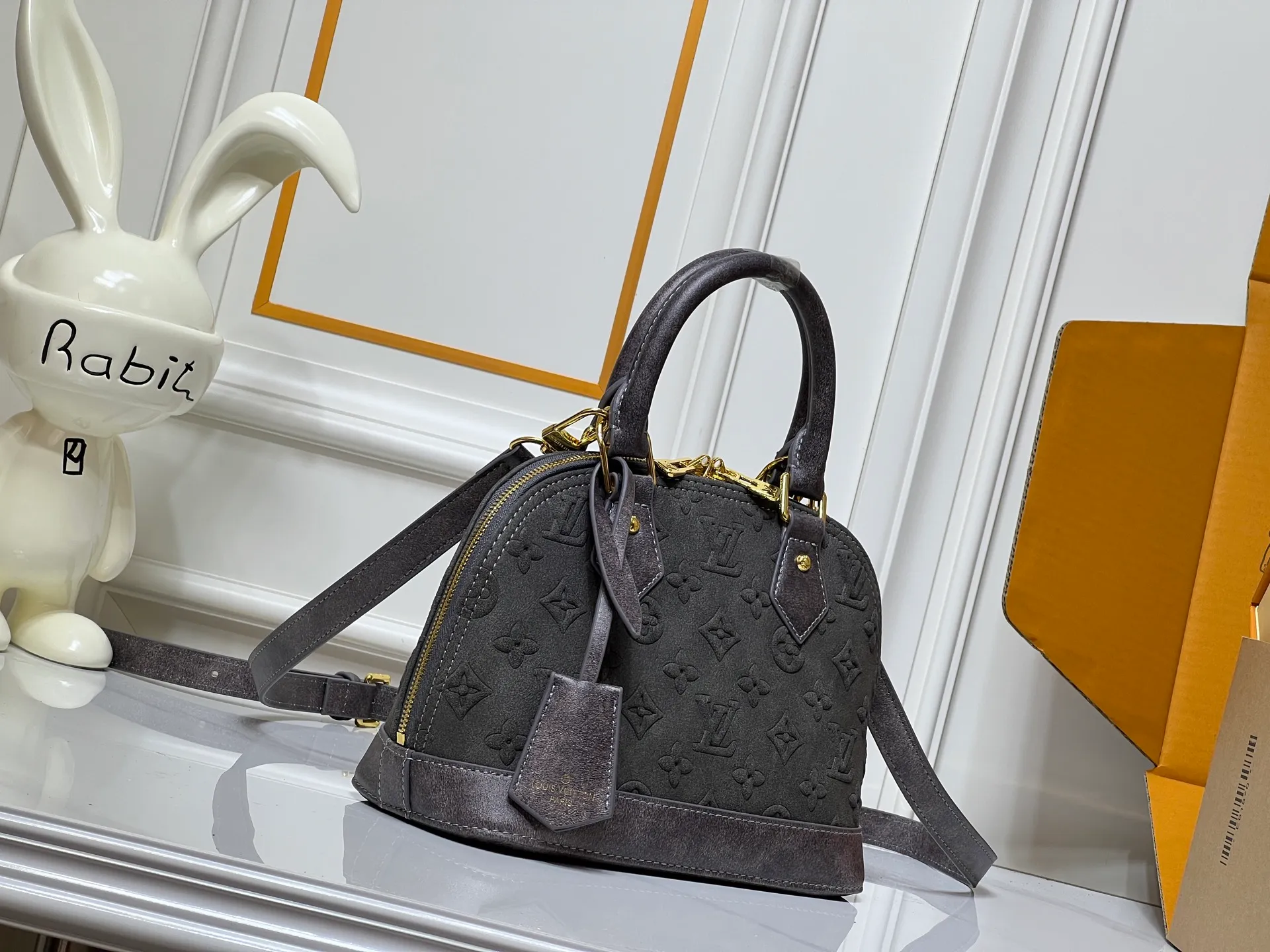 Batch 300💰 Black embossed Caramel embossed Gray embossed M53152 M90611 M82717 Louis Vuitton's iconic handbag, one of the most structured and structured. Its prototype is a piece designed by Gaston Vuitton and named after the Alma Bridge, which connects two adjacent fashionable districts in Paris. Signature Monogram canvas gives it a classic feel. Dimensions: 25 x 19 x 12 cm (length x height x width)