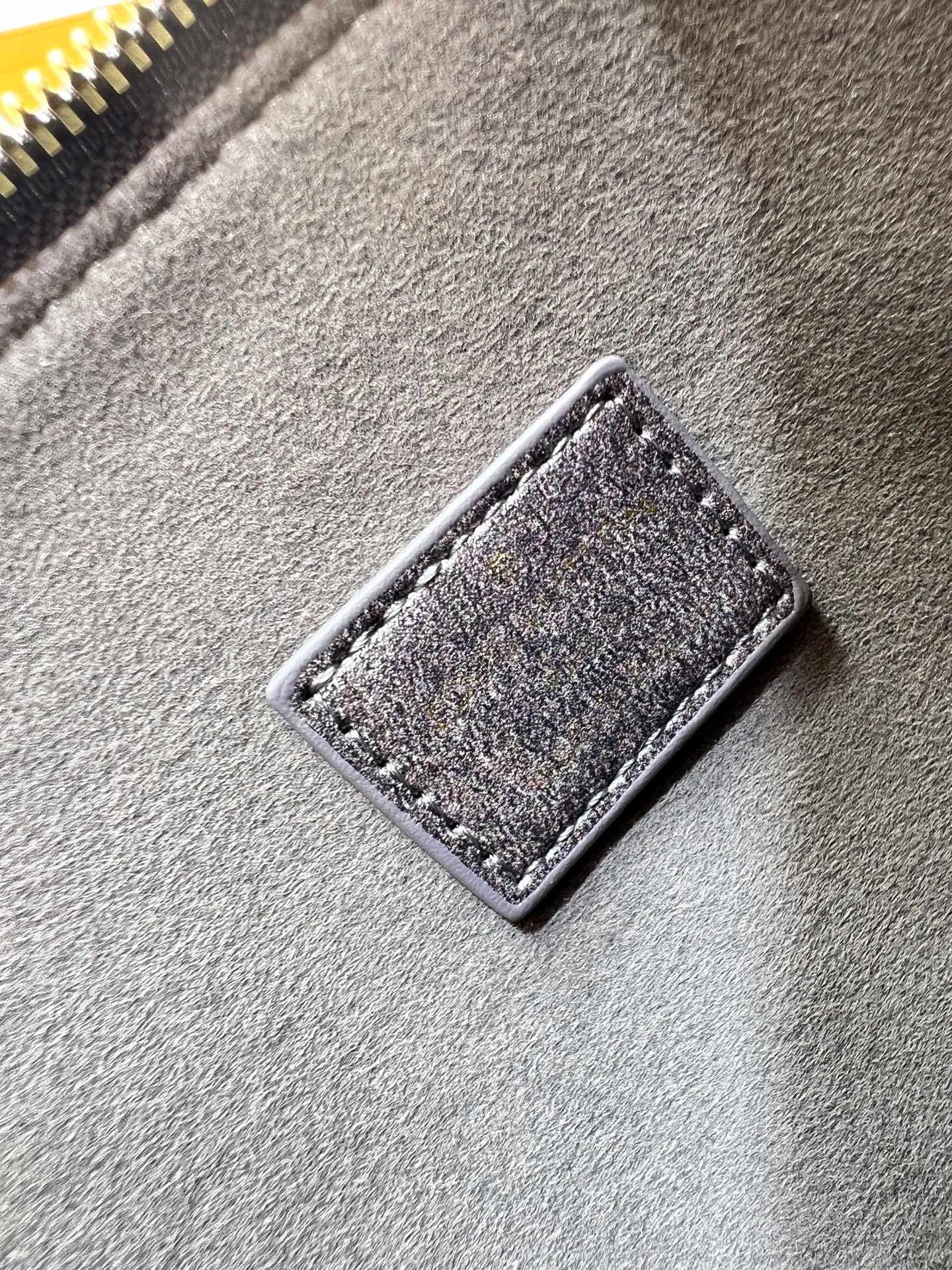 Batch 300💰 Black embossed Caramel embossed Gray embossed M53152 M90611 M82717 Louis Vuitton's iconic handbag, one of the most structured and structured. Its prototype is a piece designed by Gaston Vuitton and named after the Alma Bridge, which connects two adjacent fashionable districts in Paris. Signature Monogram canvas gives it a classic feel. Dimensions: 25 x 19 x 12 cm (length x height x width)